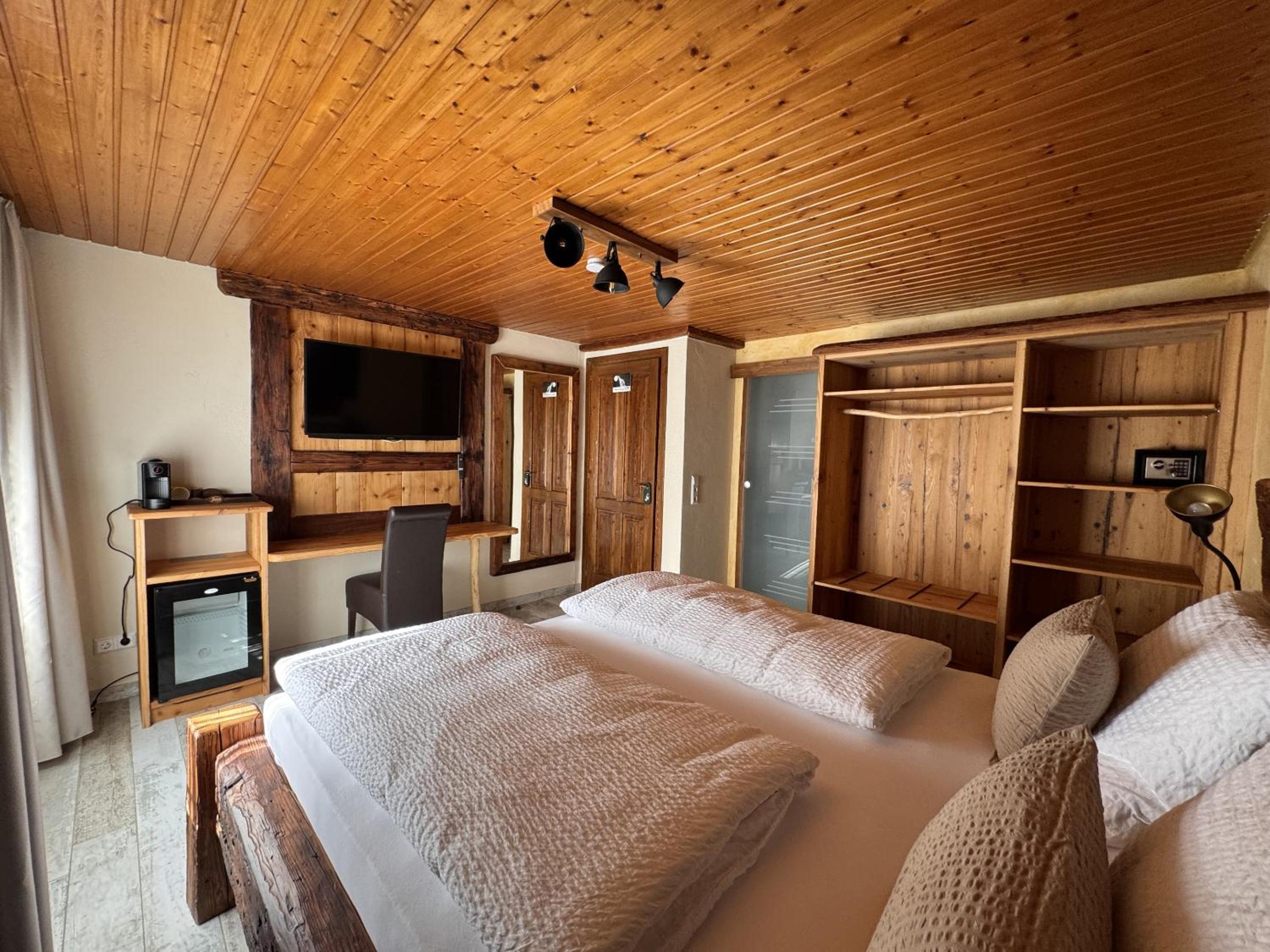 Deluxe Double Room with Shower - Photo 2