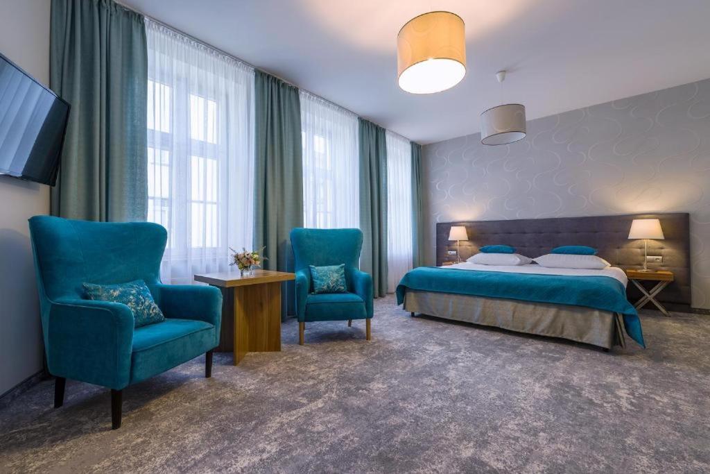 Deluxe Suite 1 King Bed 1 Sofa Bed photo 2