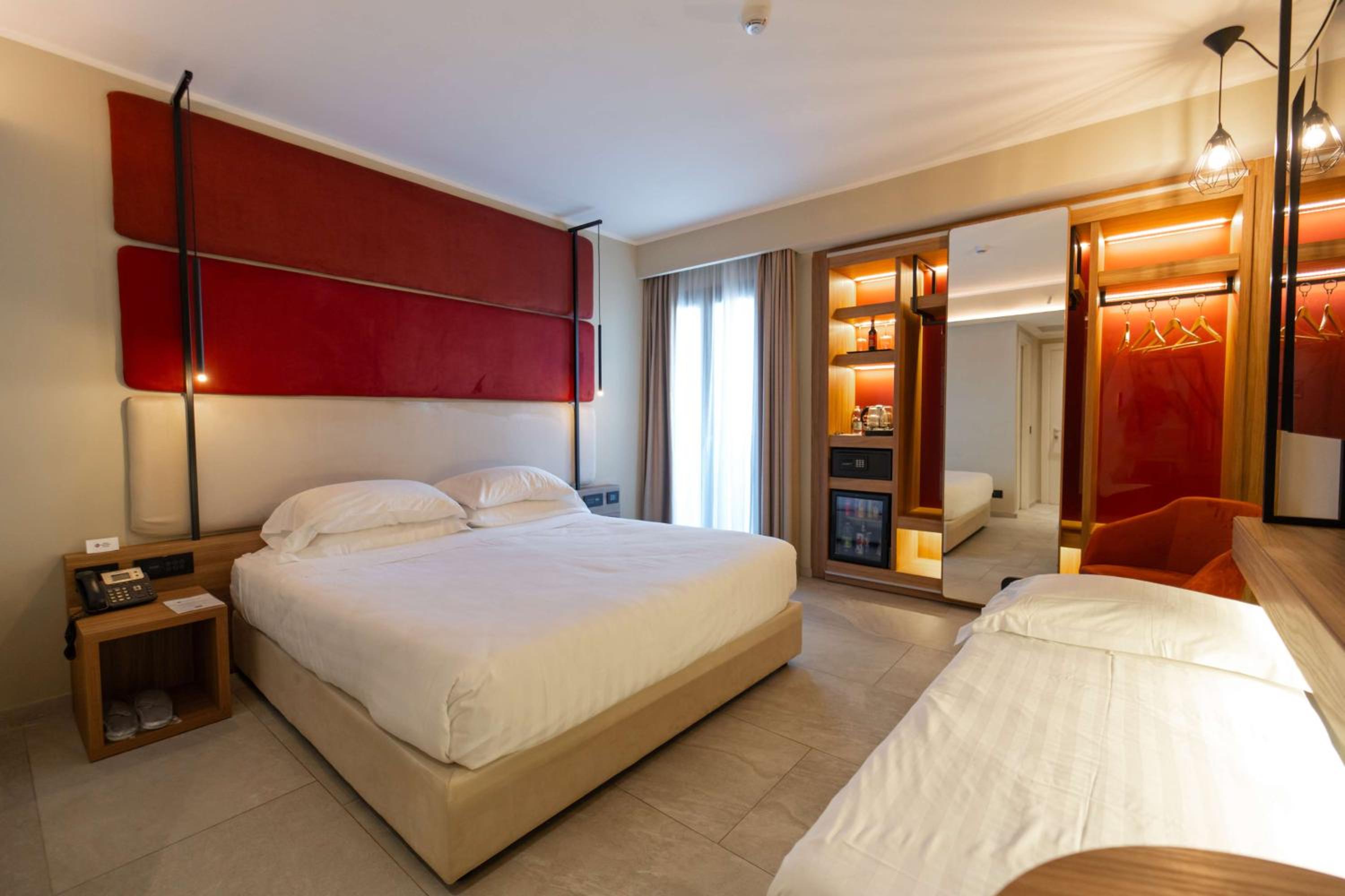 Superior Room with One Queen and One Single Bed - Non-Smoking - Photo 4