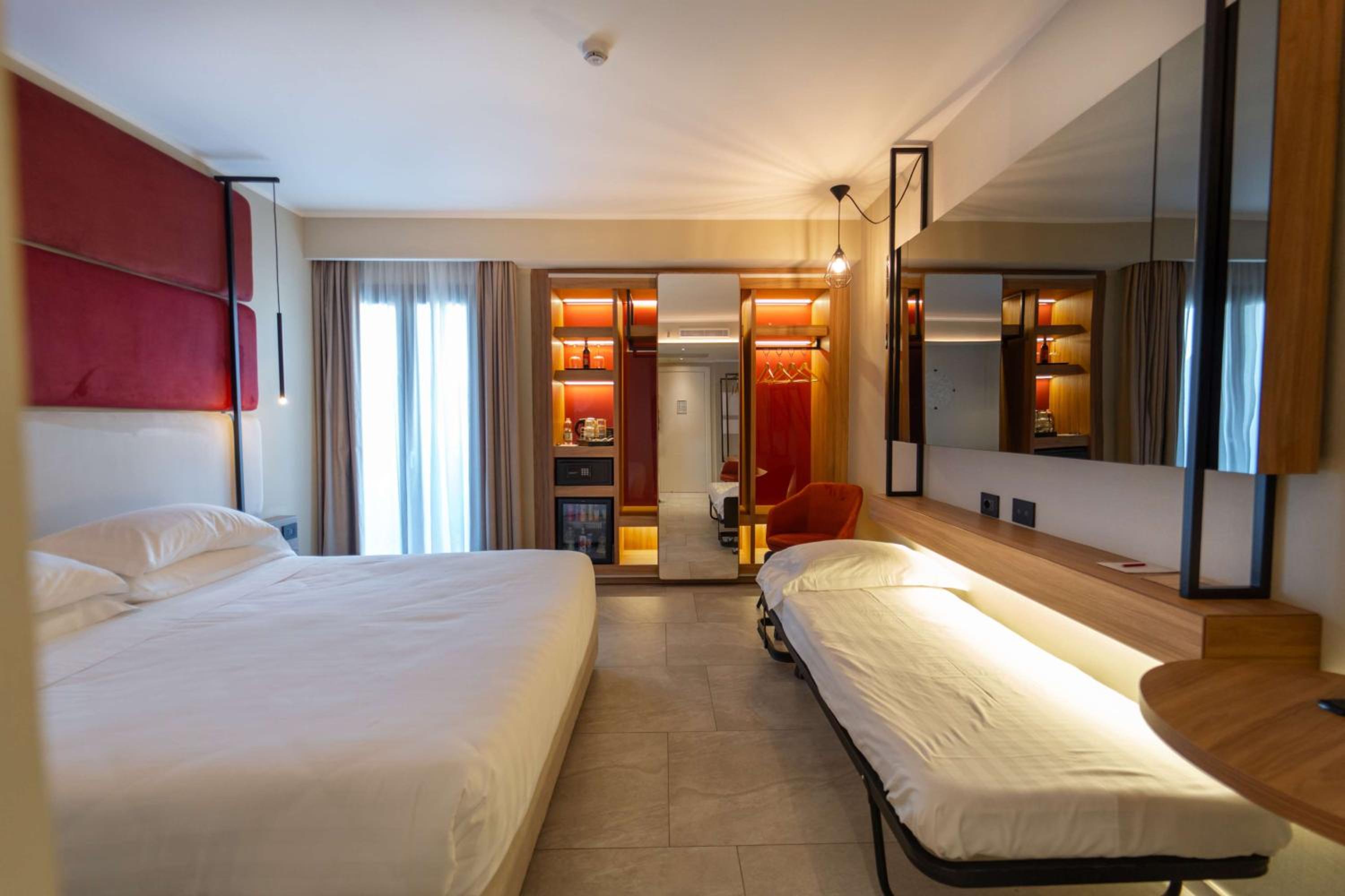Superior Room with One Queen and One Single Bed - Non-Smoking - Photo 5