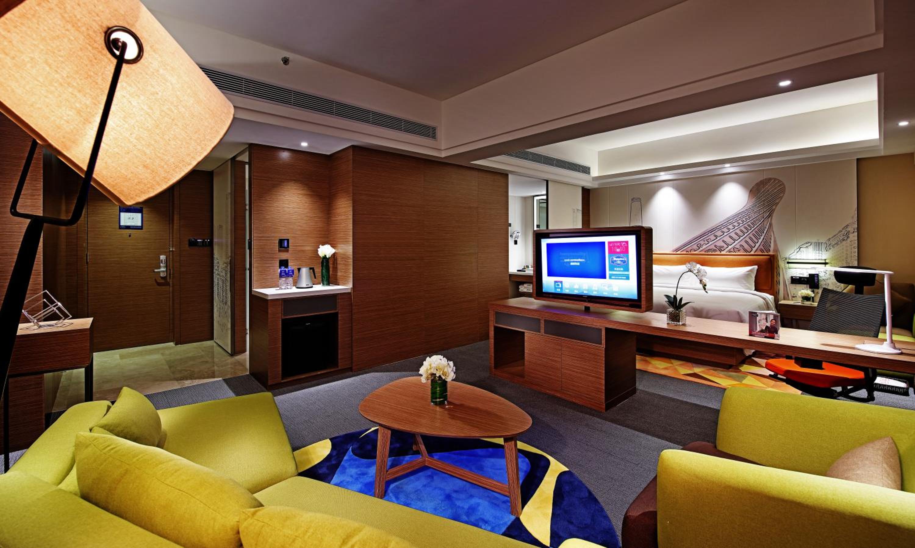 Suite with Hot Tub - Photo 2