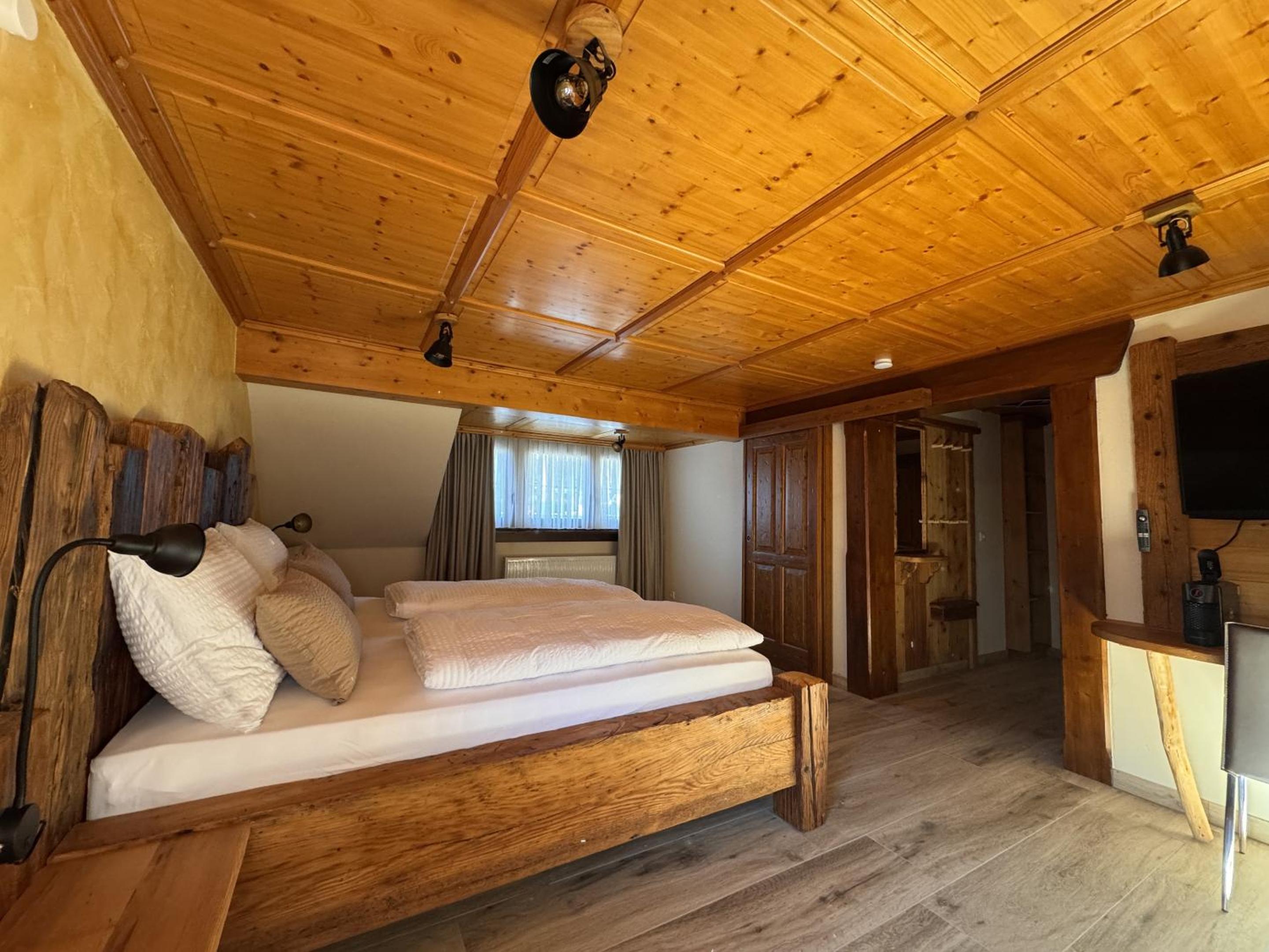 Deluxe King Suite photo 2