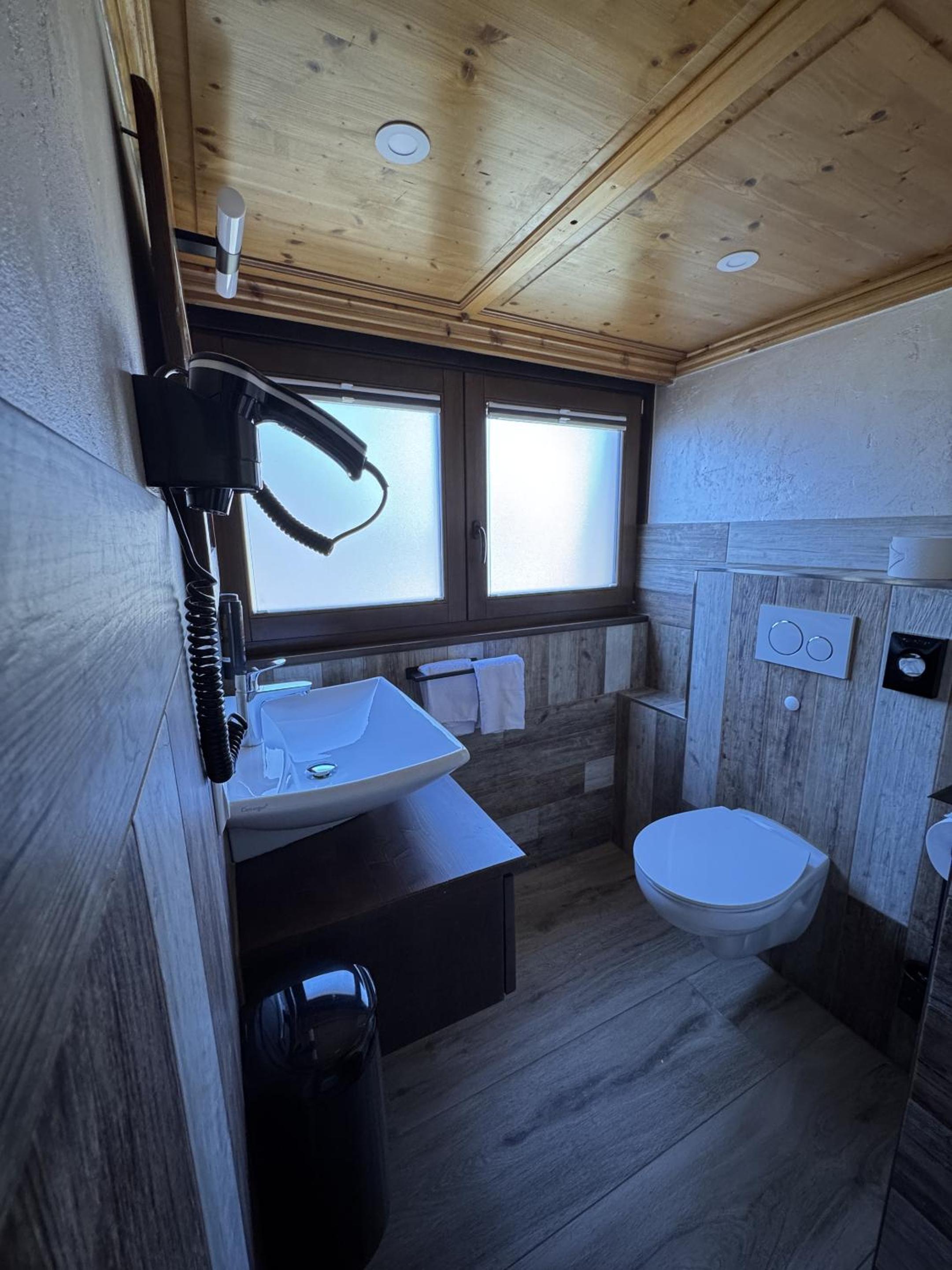 Deluxe King Suite photo 3