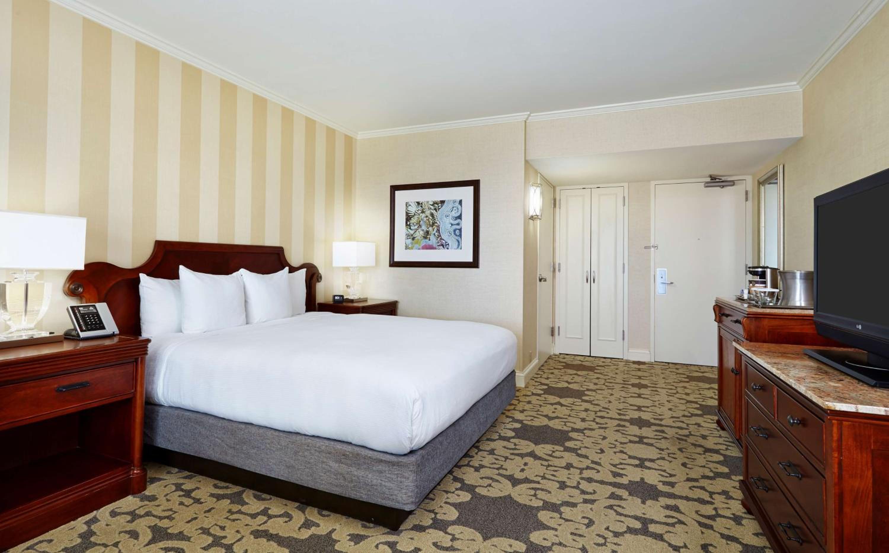Standard King Room with River View - Photo 3