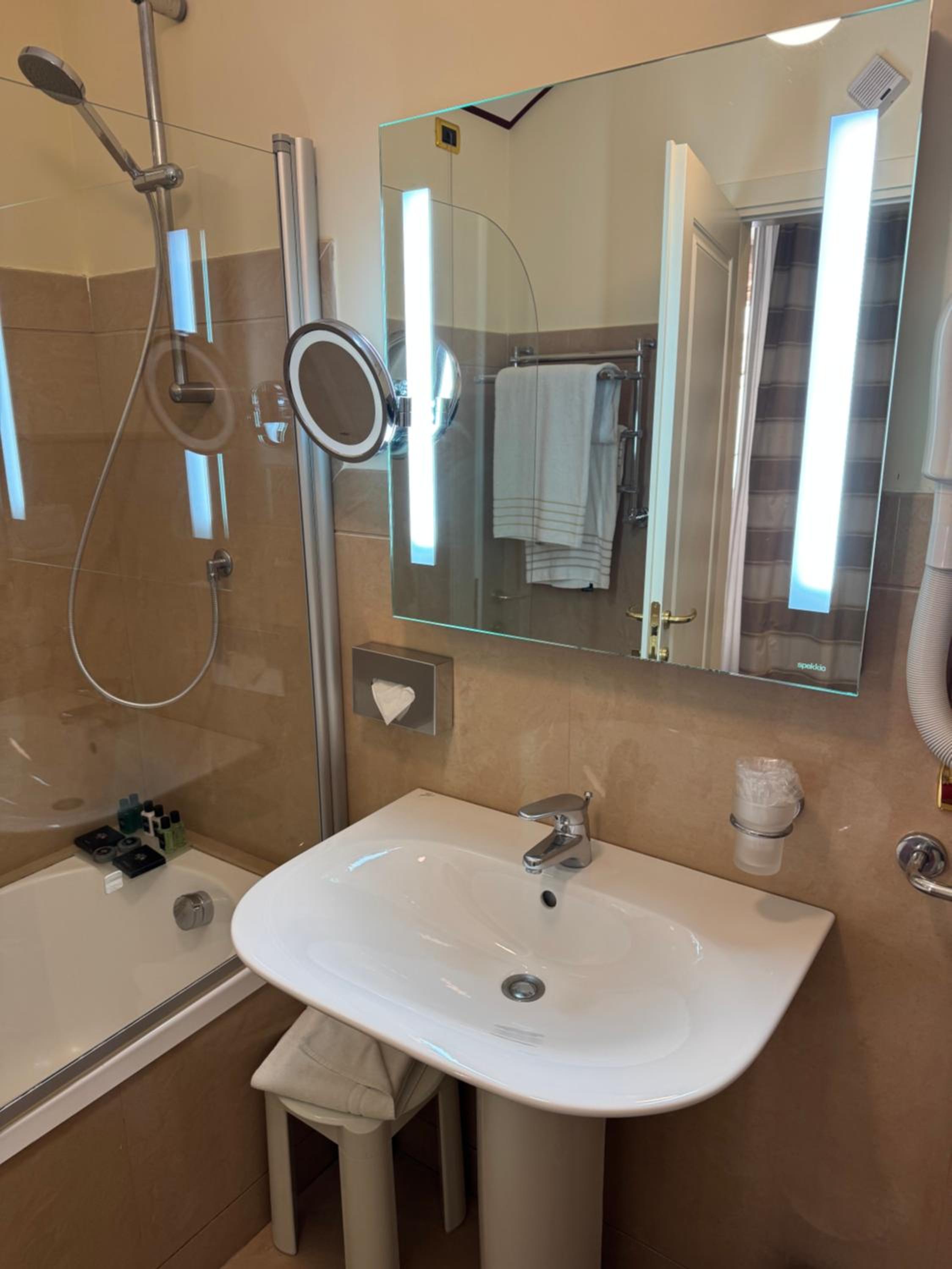 Standard Single Room - Photo 2