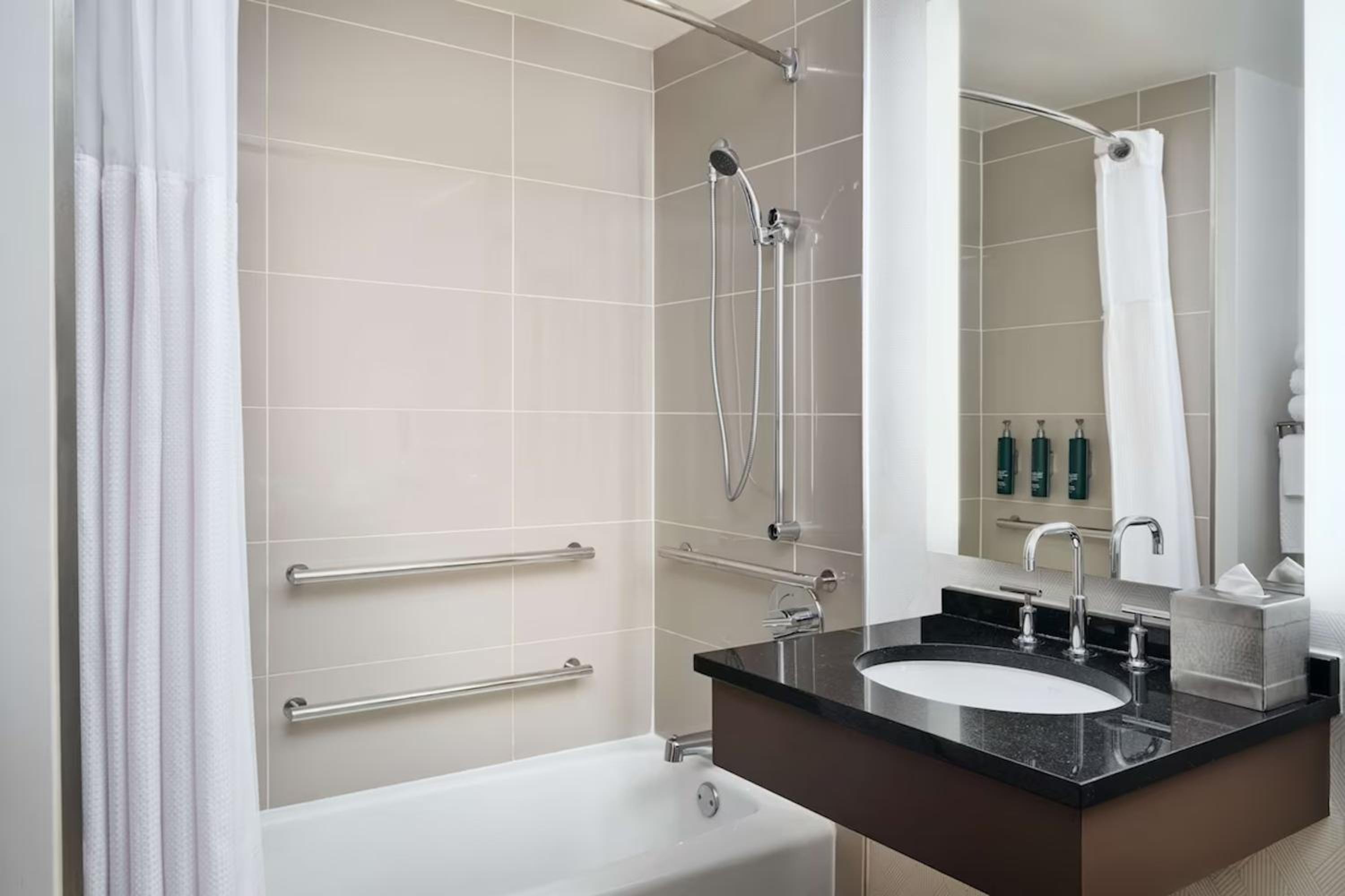 King Room with City View and Accessible Tub - Mobility Access - Photo 4