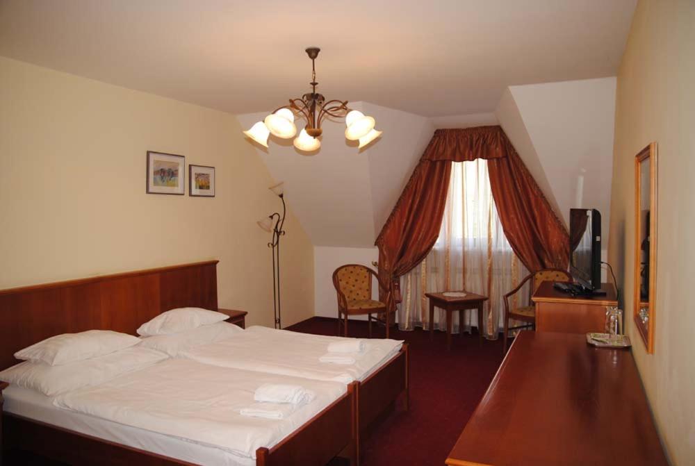 Standard Double or Twin Room - Photo 13