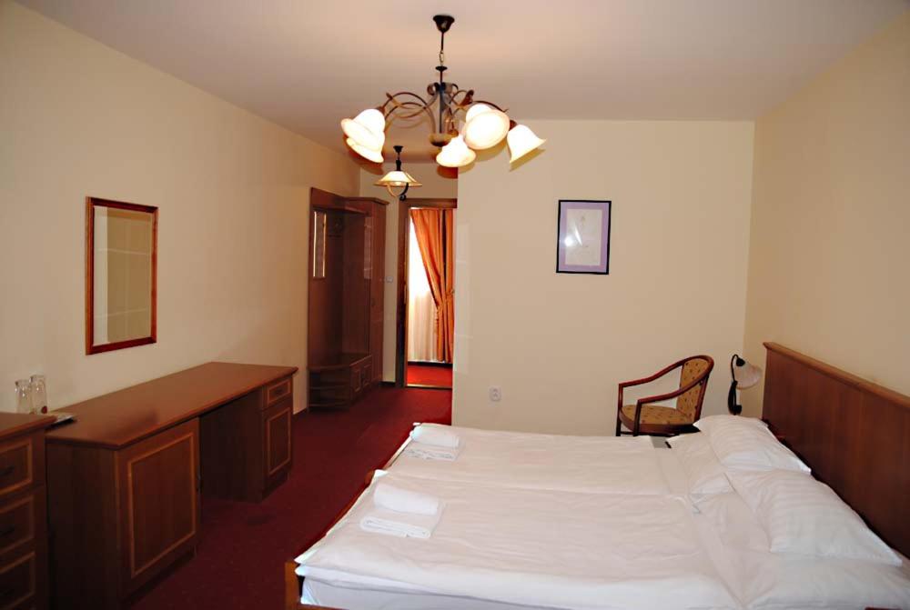 Standard Double or Twin Room - Photo 16