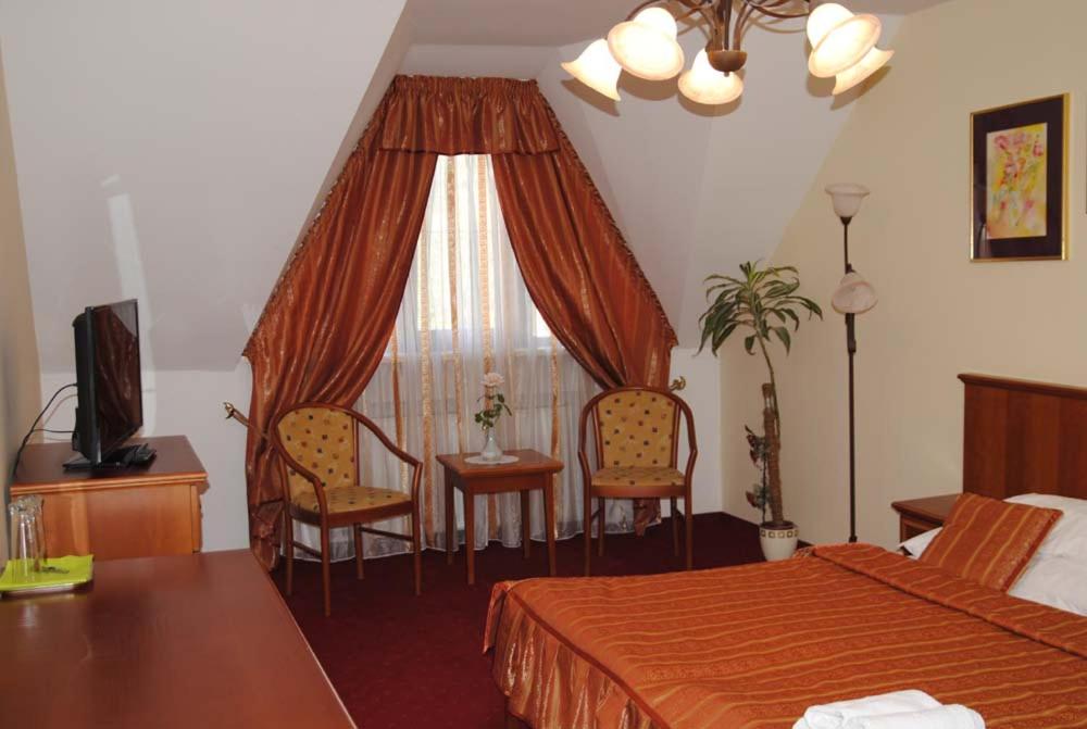 Standard Double or Twin Room - Photo 17