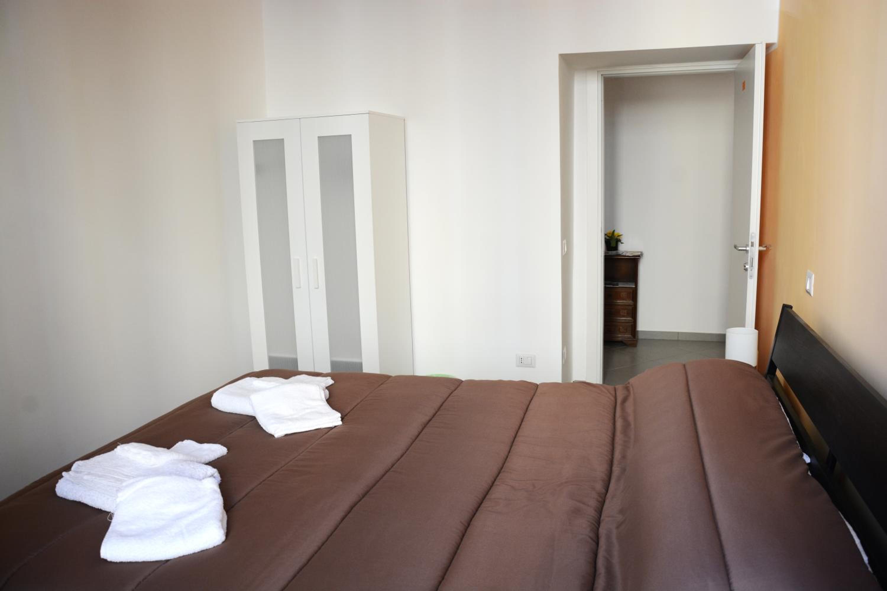 Double Room with Private Bathroom - Photo 22