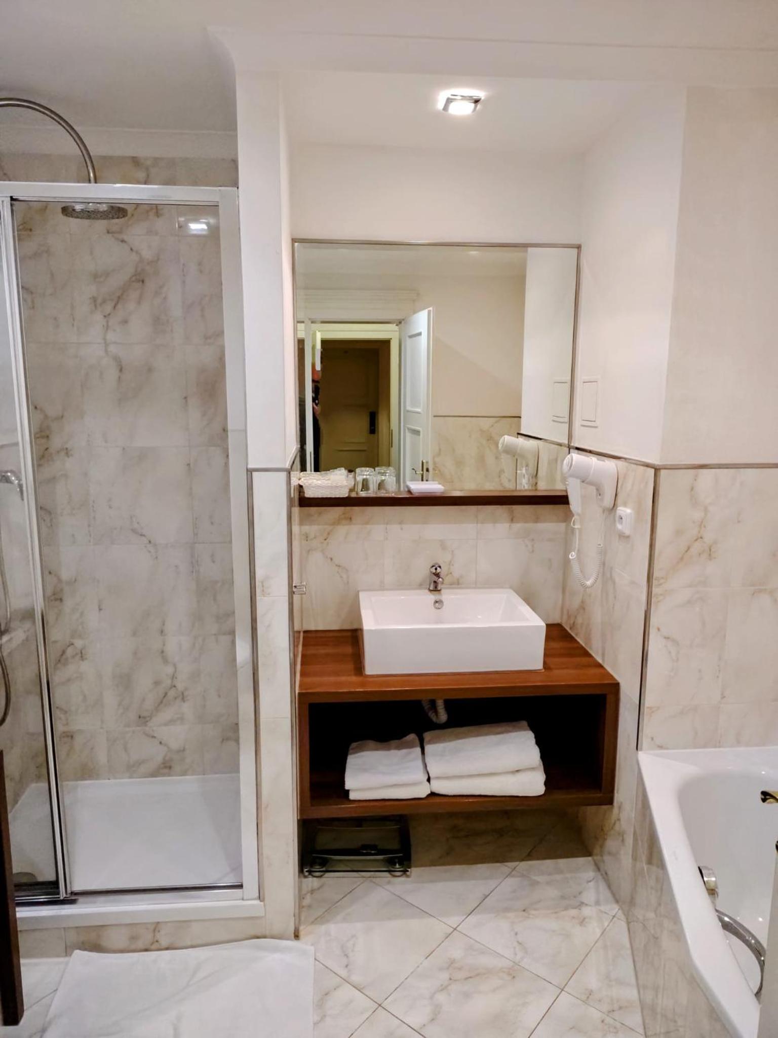 Deluxe King Room photo 1