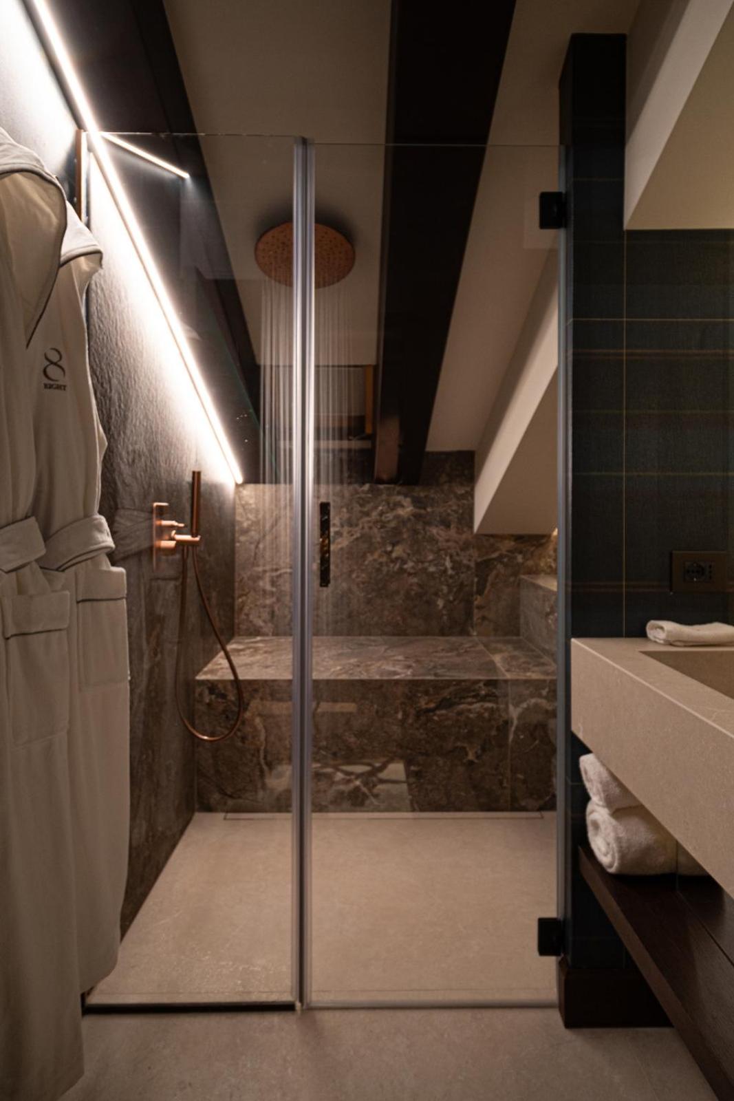 Suite - Photo 13