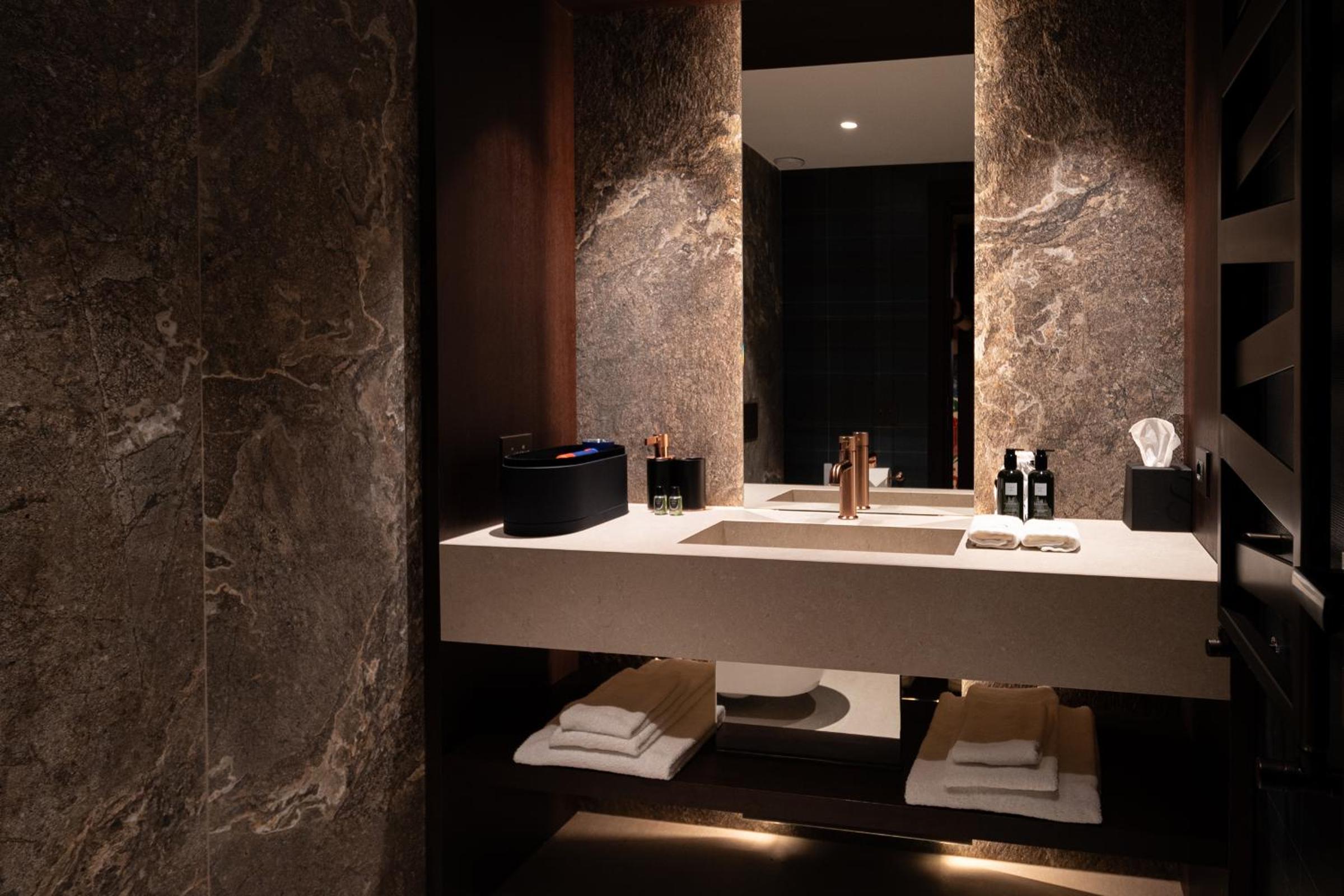 Suite - Photo 12