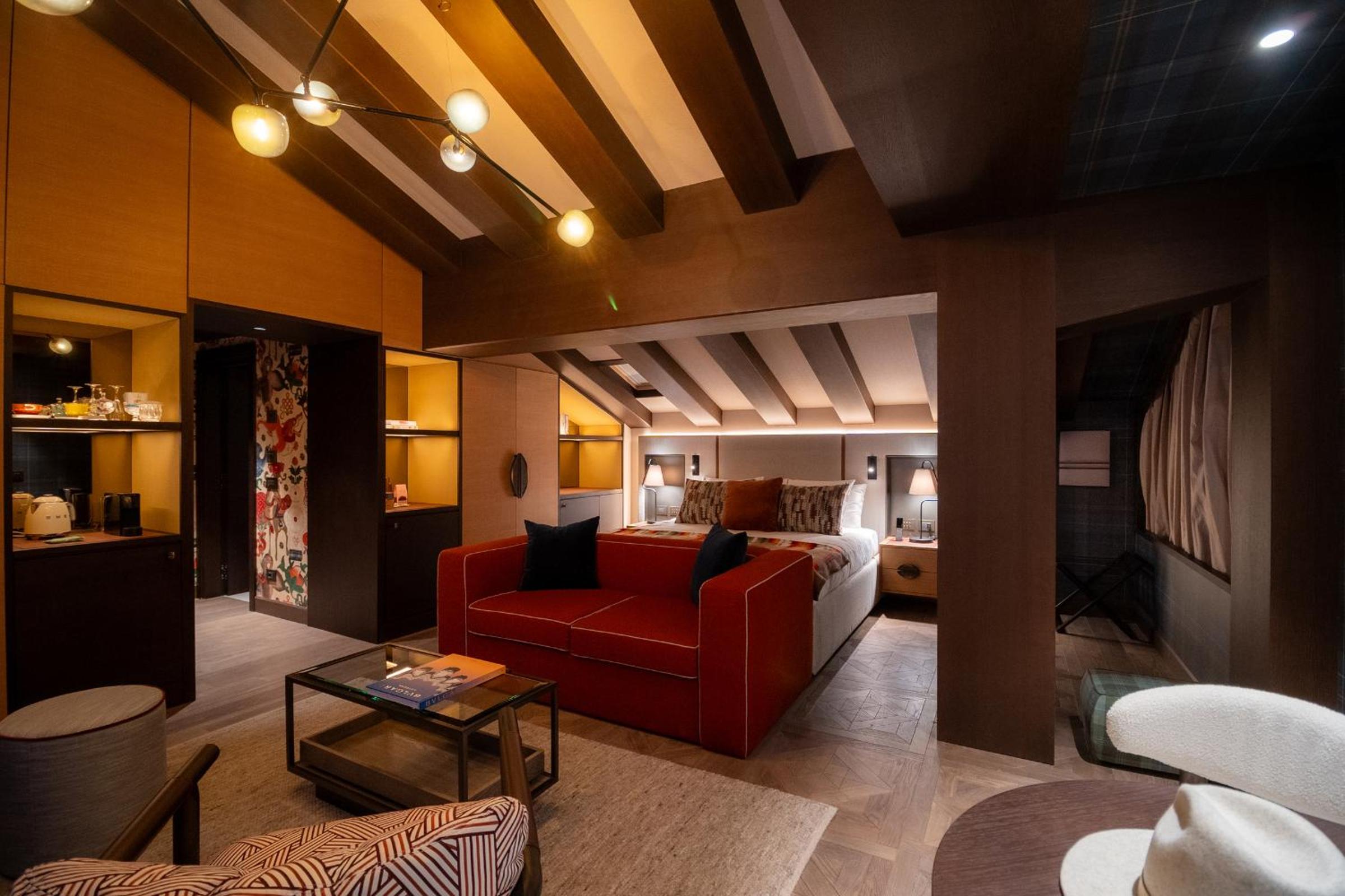 Suite - Photo 11