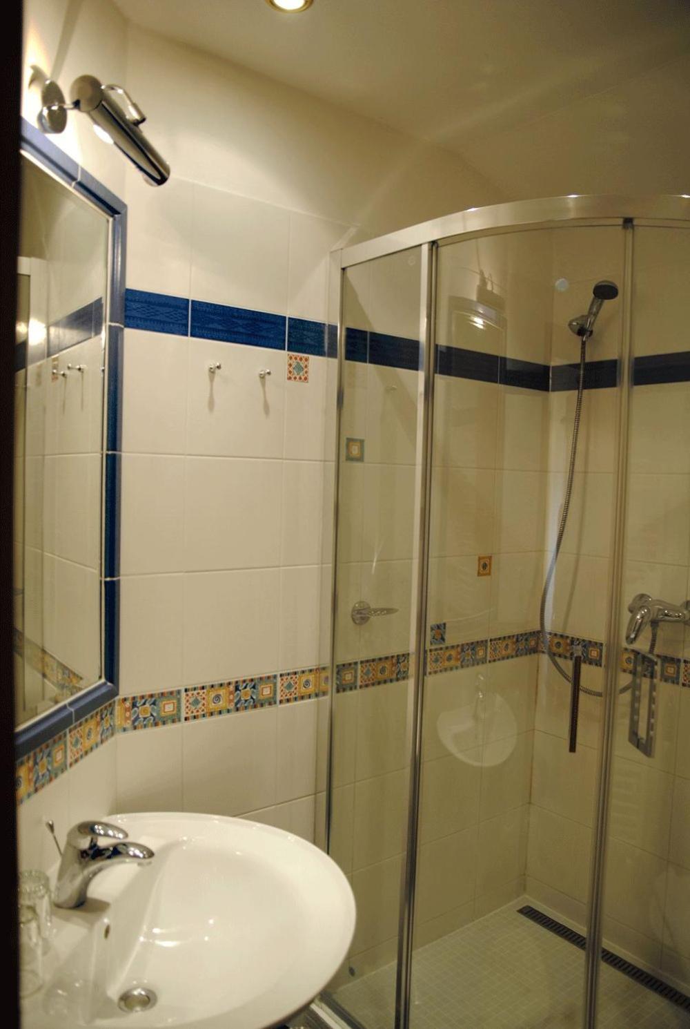 Standard Double or Twin Room - Photo 26