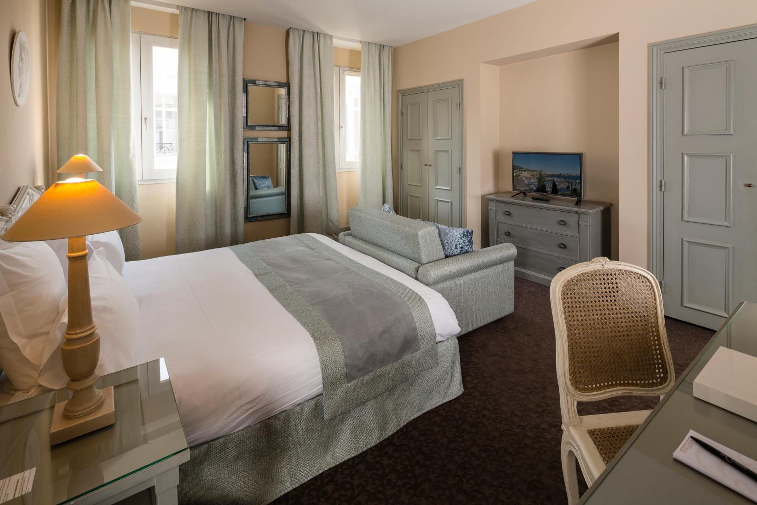 Deluxe Room (Free Wine Tasting) - Photo 4