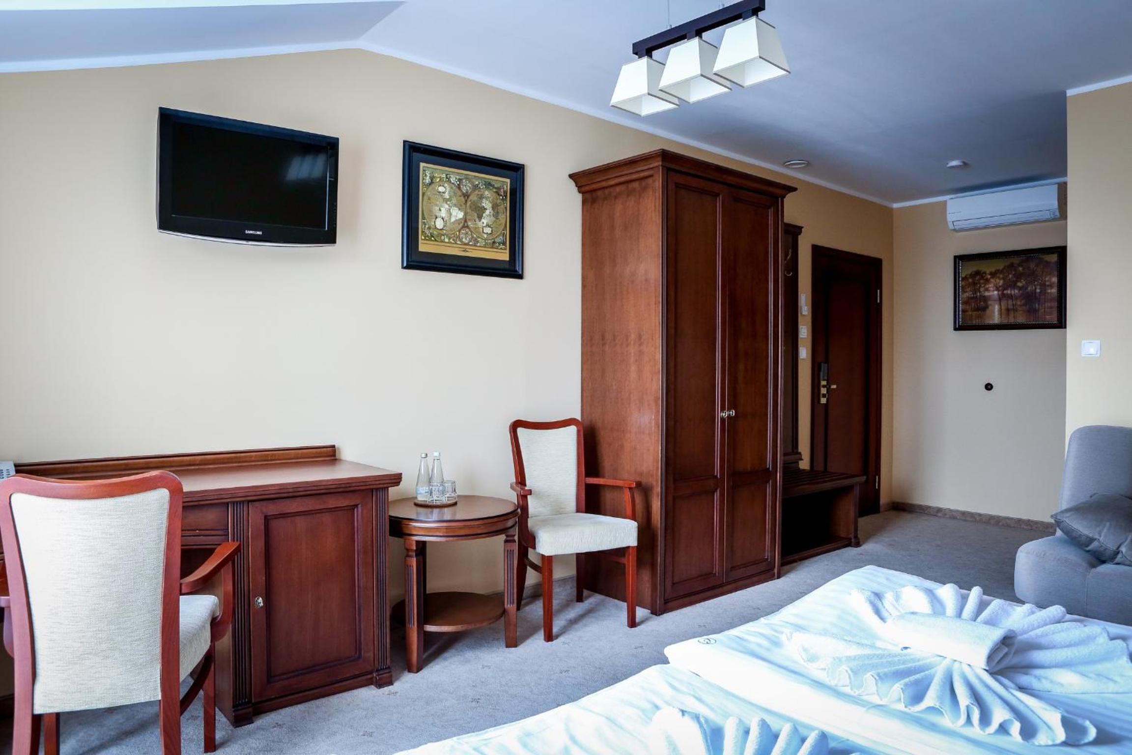 Classic Family Room - Photo 3