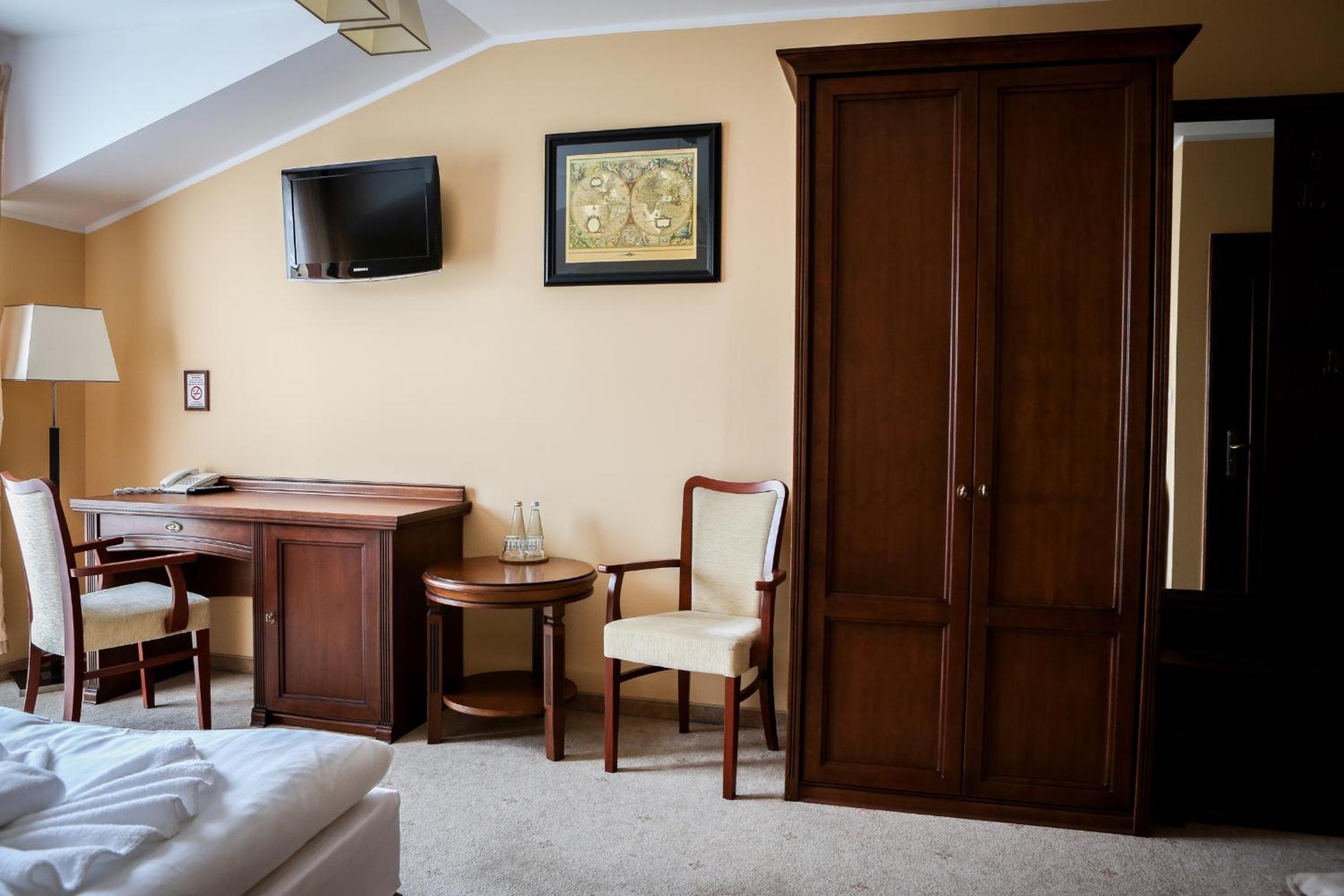 Classic Family Room - Photo 2