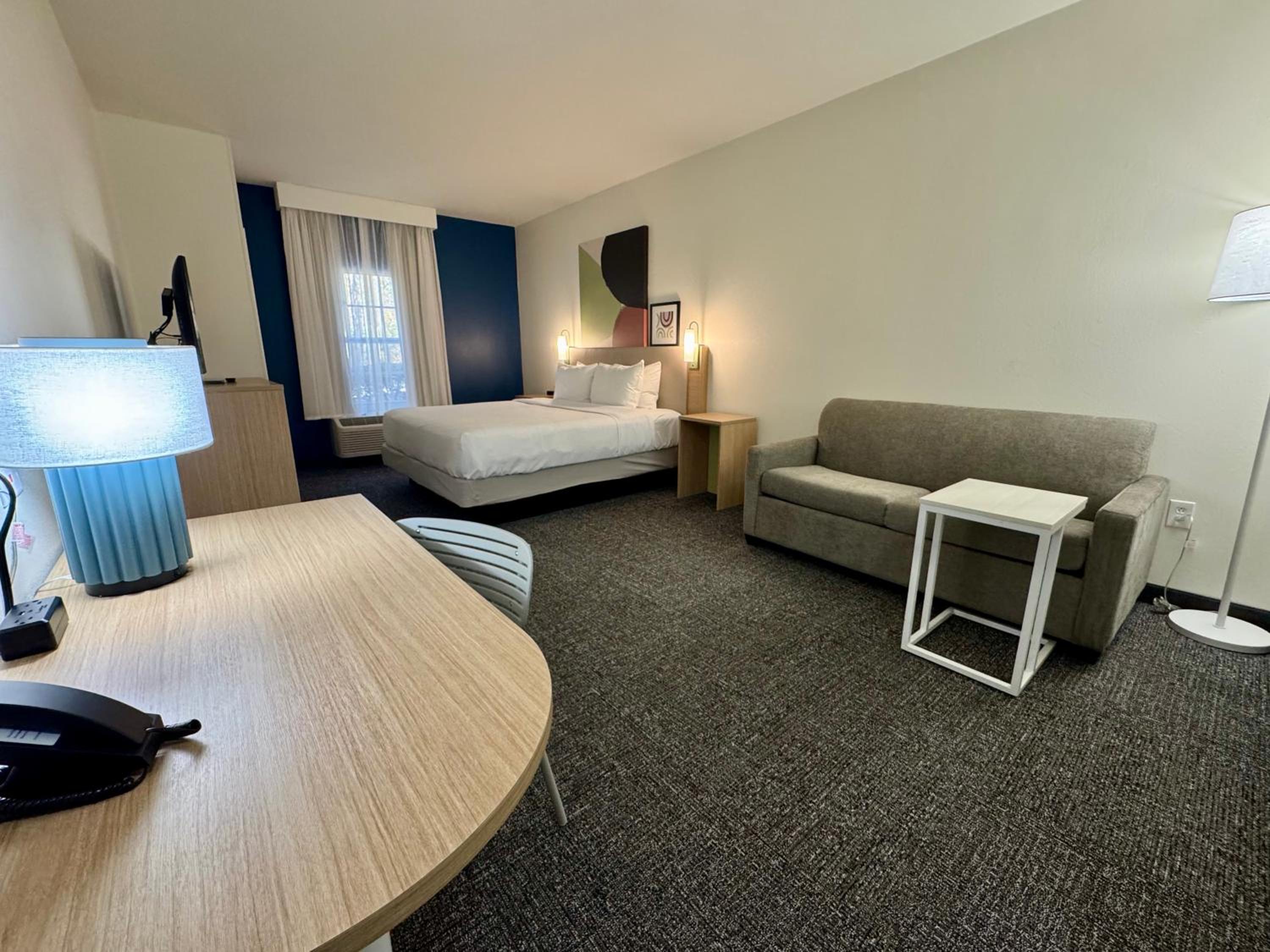 King Room with Sofa Bed - Non-Smoking - Photo 5