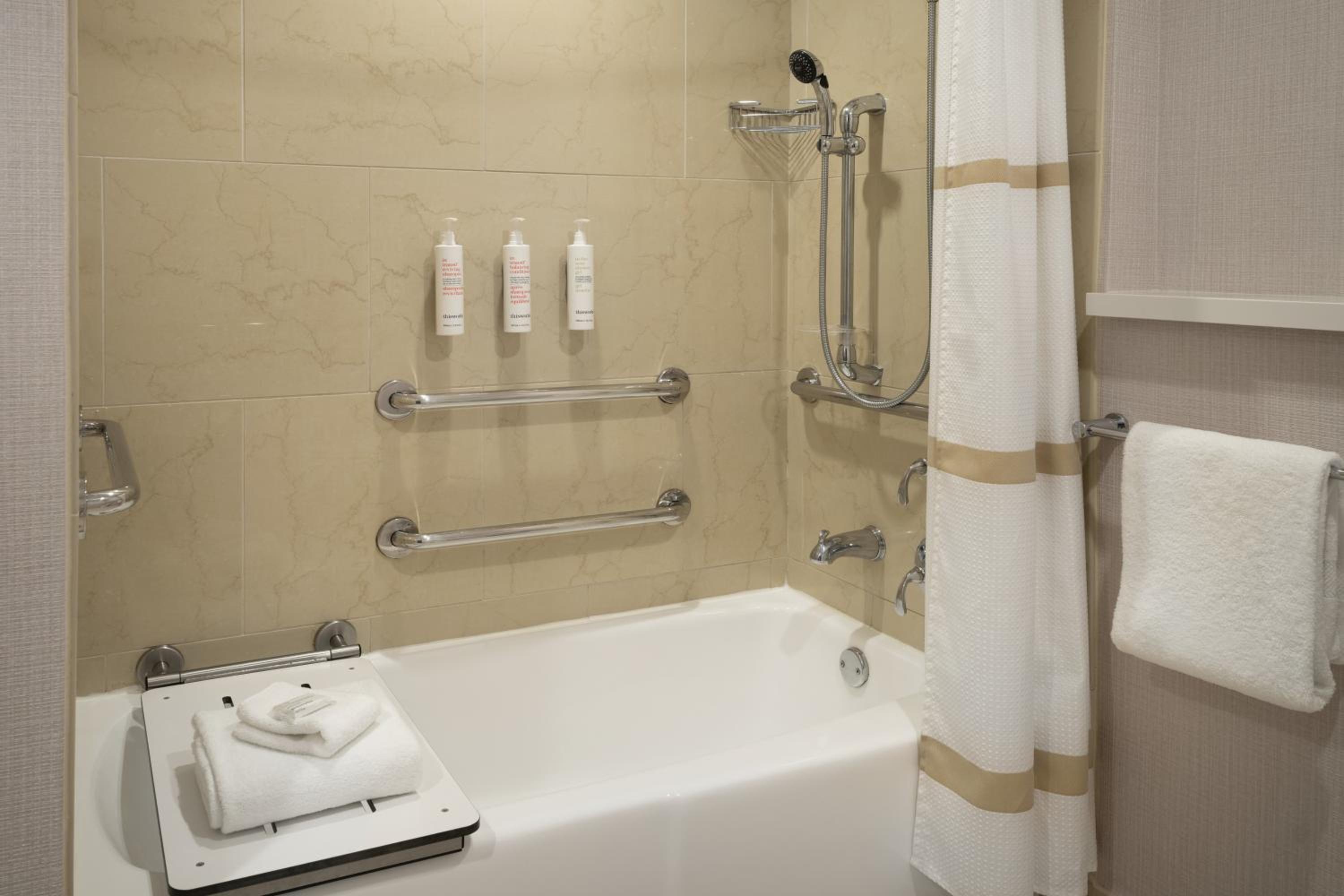 Double Room with Two Double Beds and Adapted Tub - Mobility Accessible - Photo 3