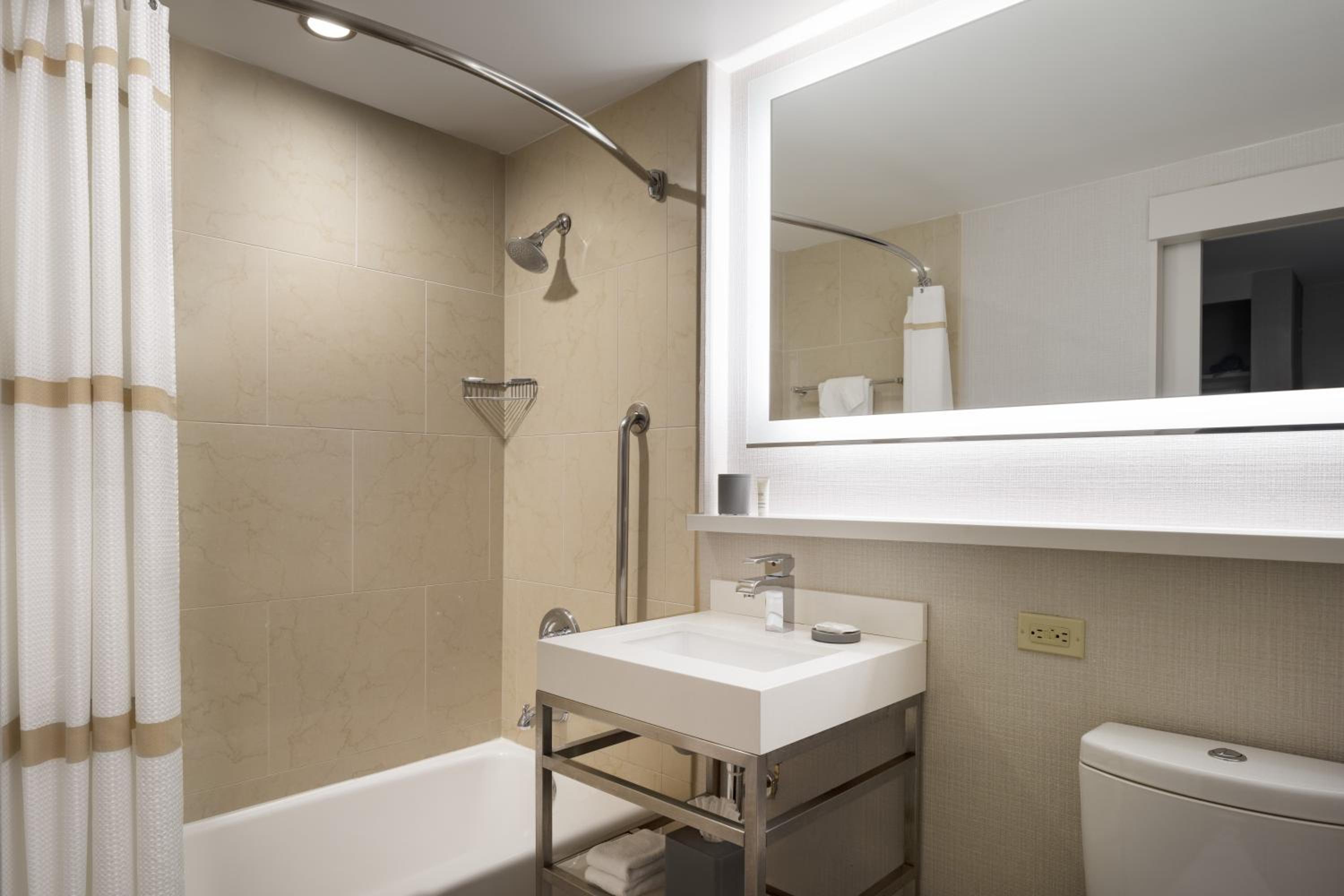 Double Room with Two Double Beds - Hearing Accessible thumbnail 5