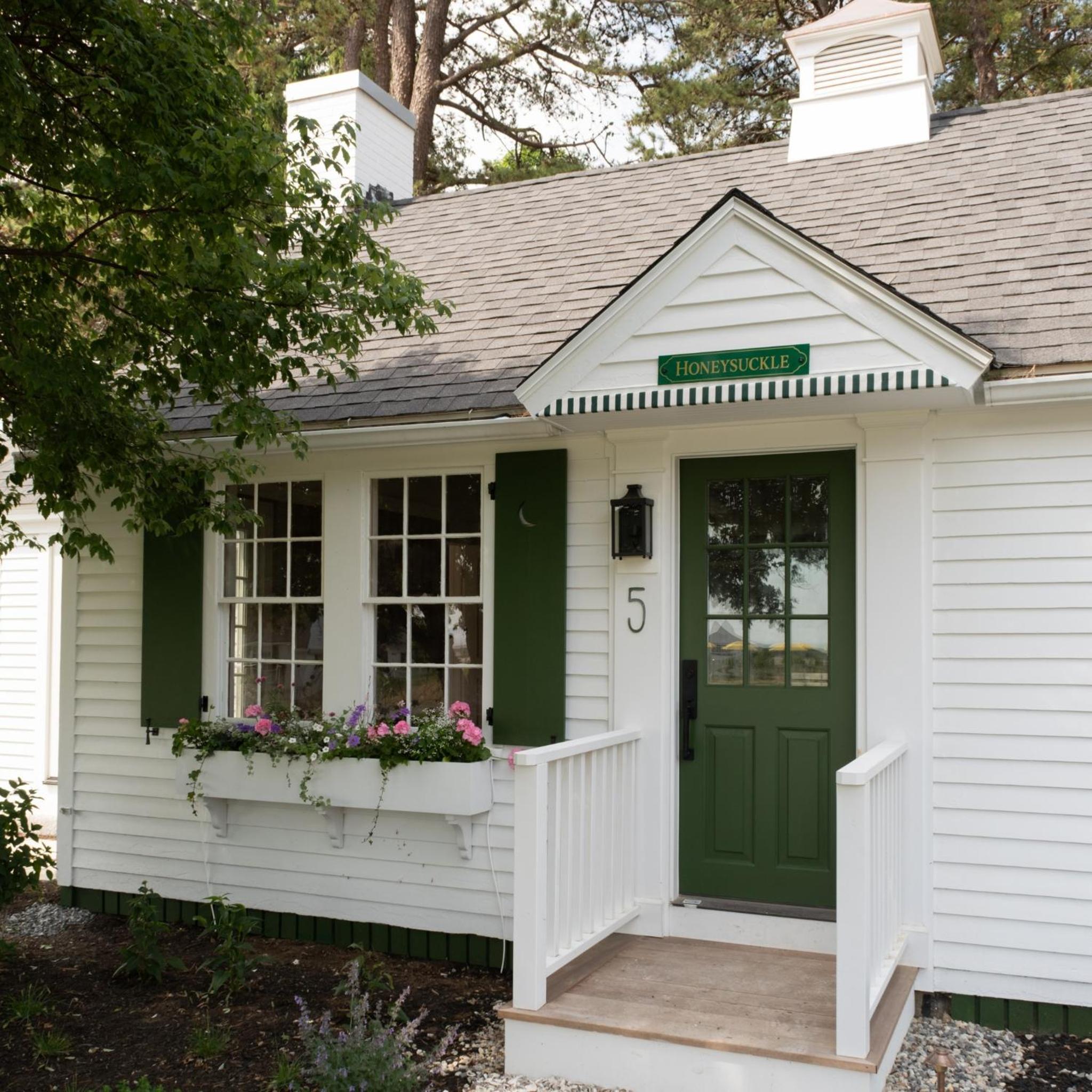 Two- Bedroom Cottage Queen & Twins