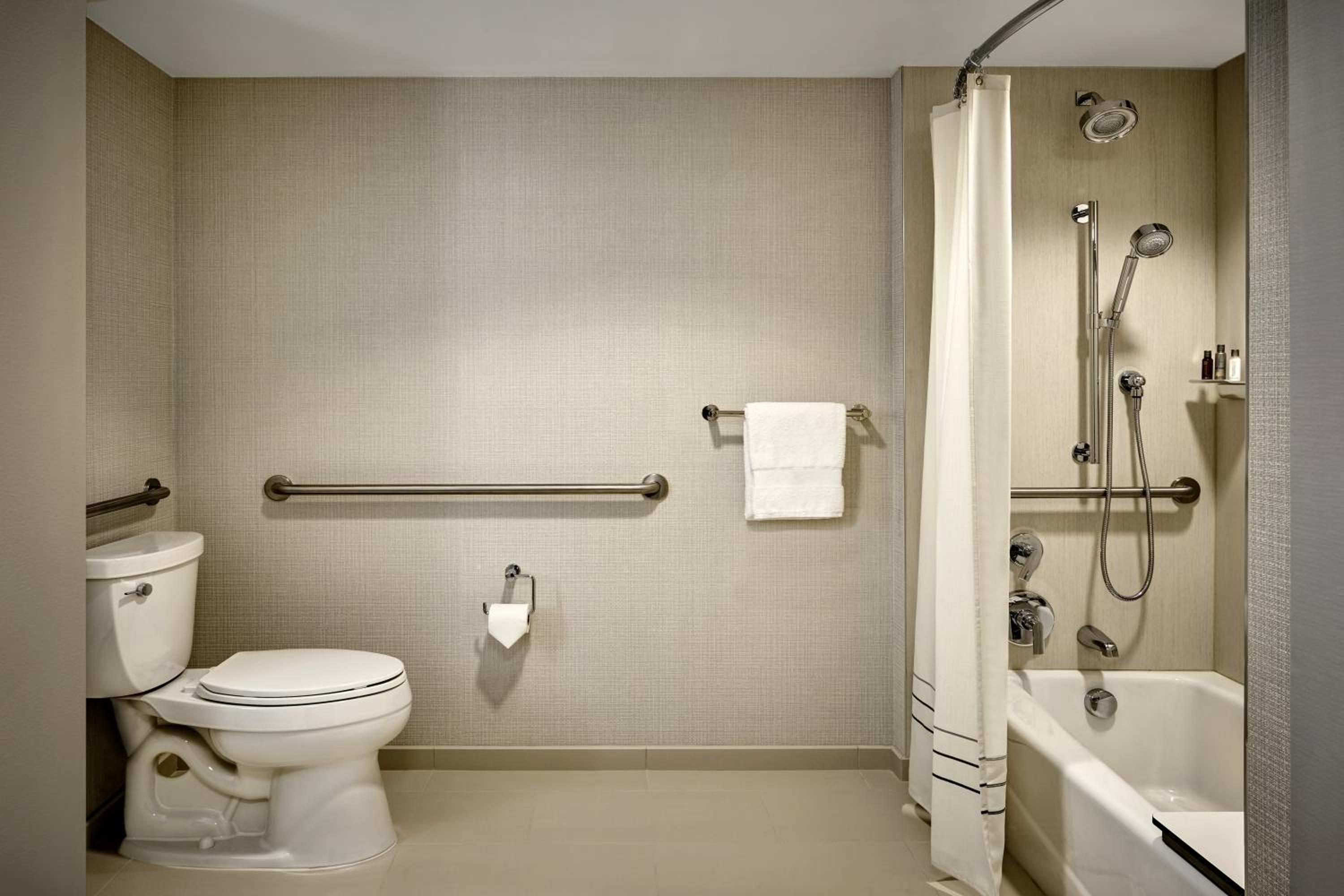 Double Room with Two Double Beds and Adapted Tub - Mobility Accessible - Photo 6