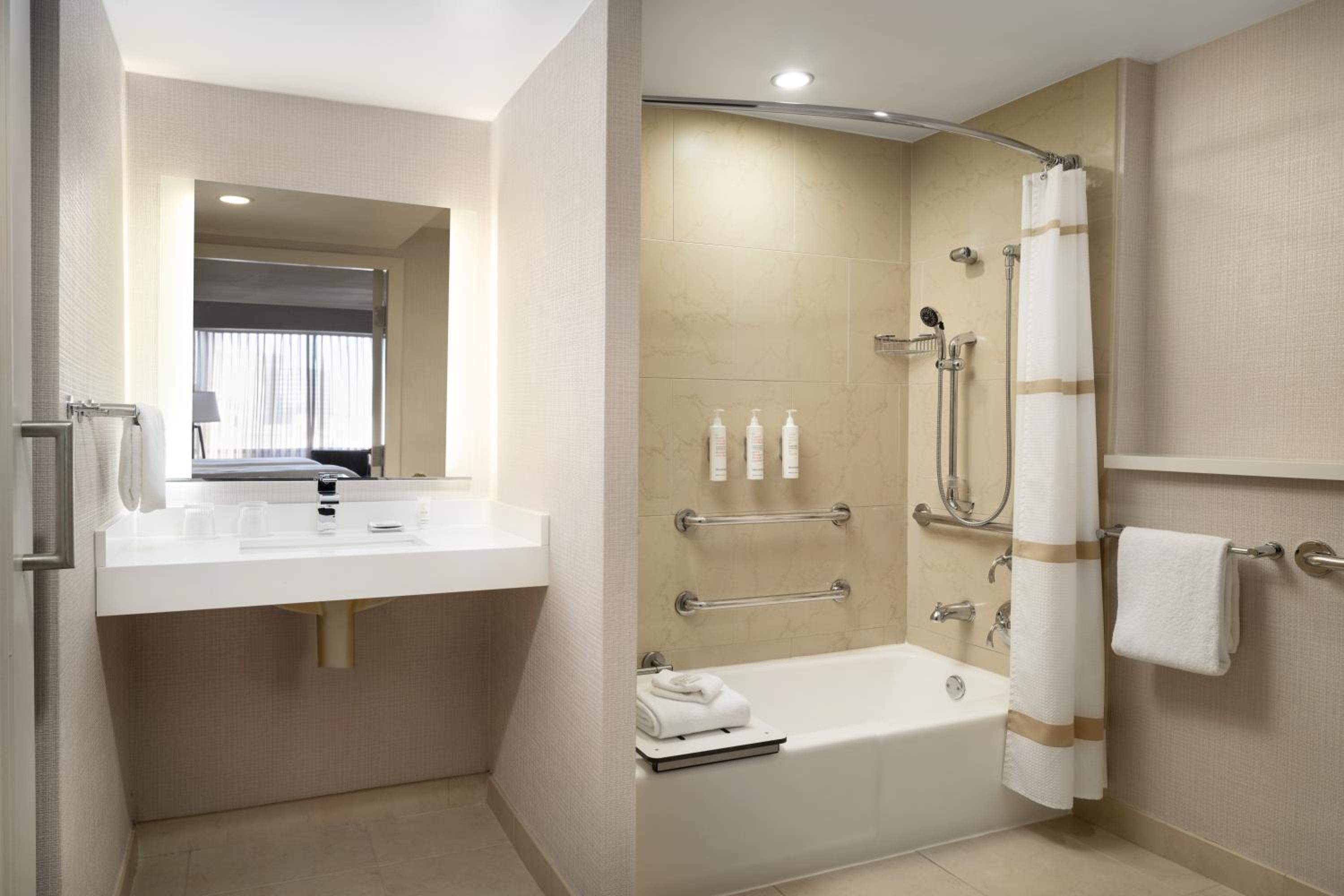 Double Room with Two Double Beds and Adapted Tub - Mobility Accessible - Photo 5
