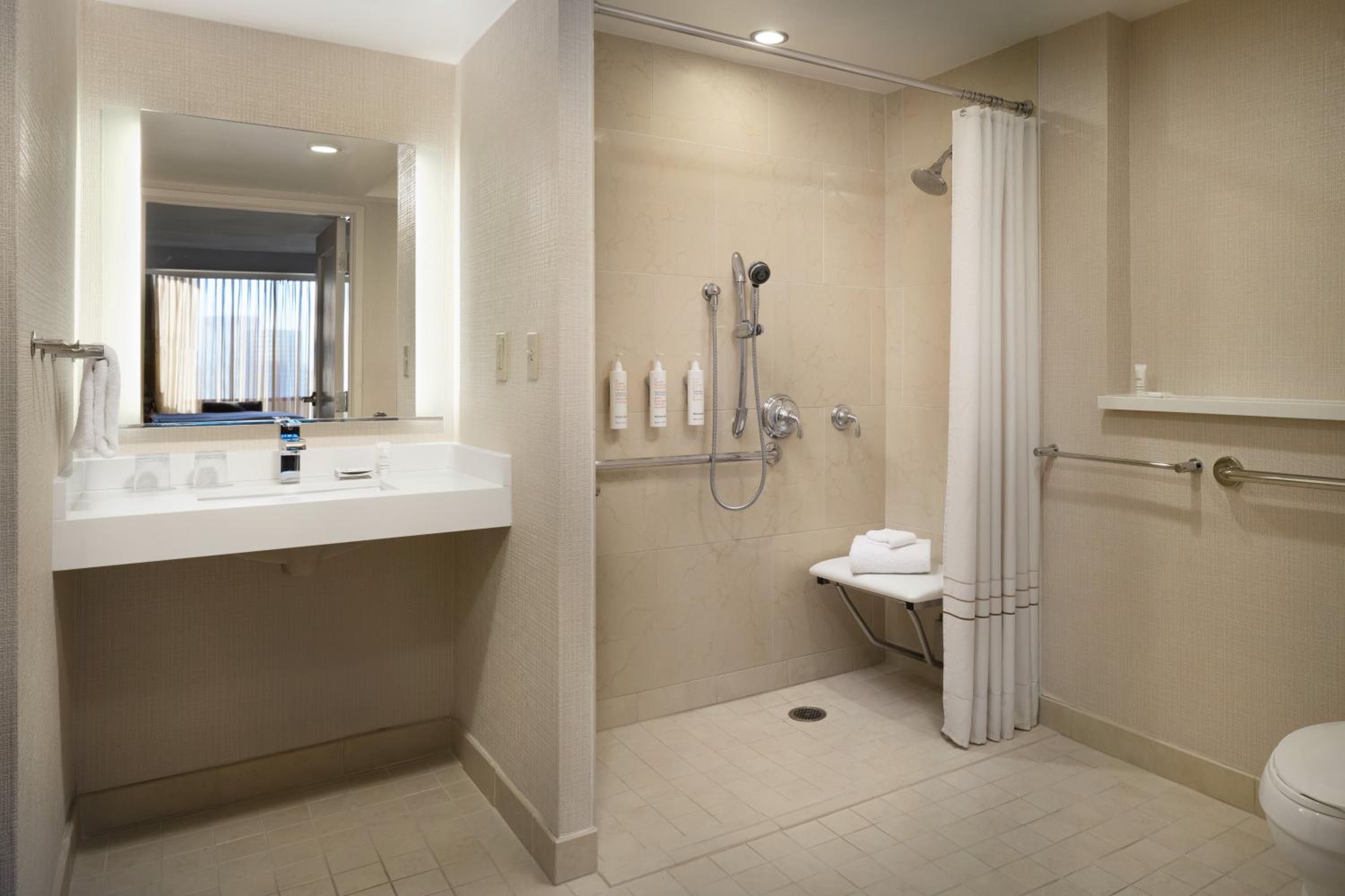 King Room - High Floor/Club Lounge Access/Mobility Accessible with Roll-In Shower - Photo 3