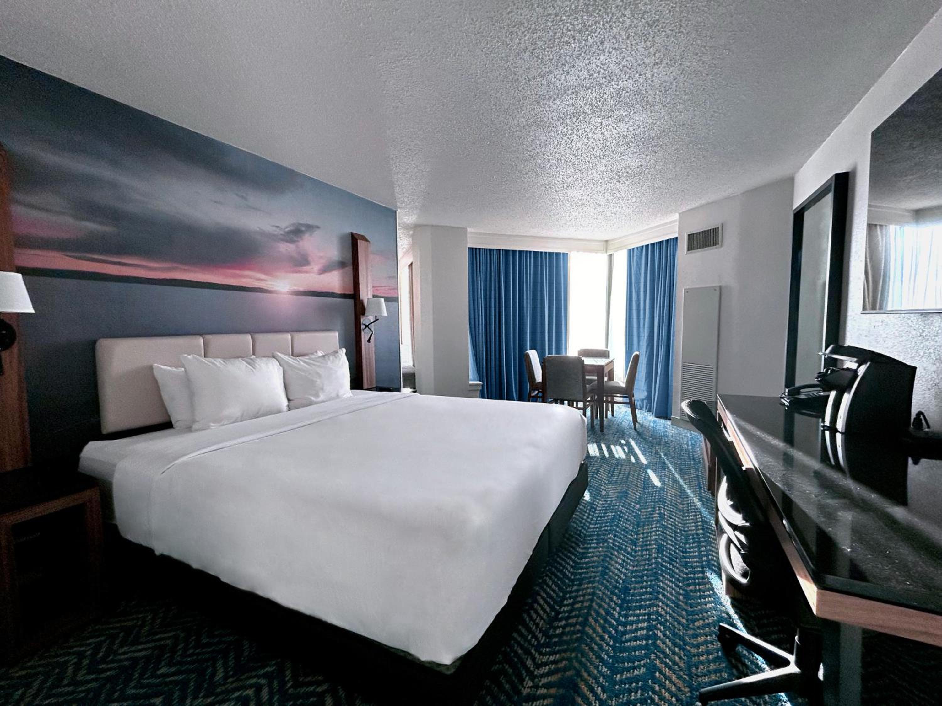 Deluxe King Room - Non-Smoking - Photo 2