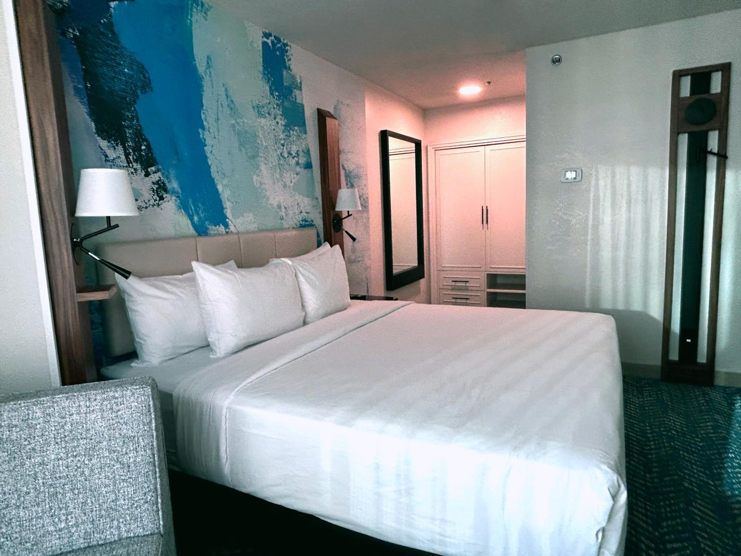 One-Bedroom Queen Suite - Non-Smoking - Photo 3