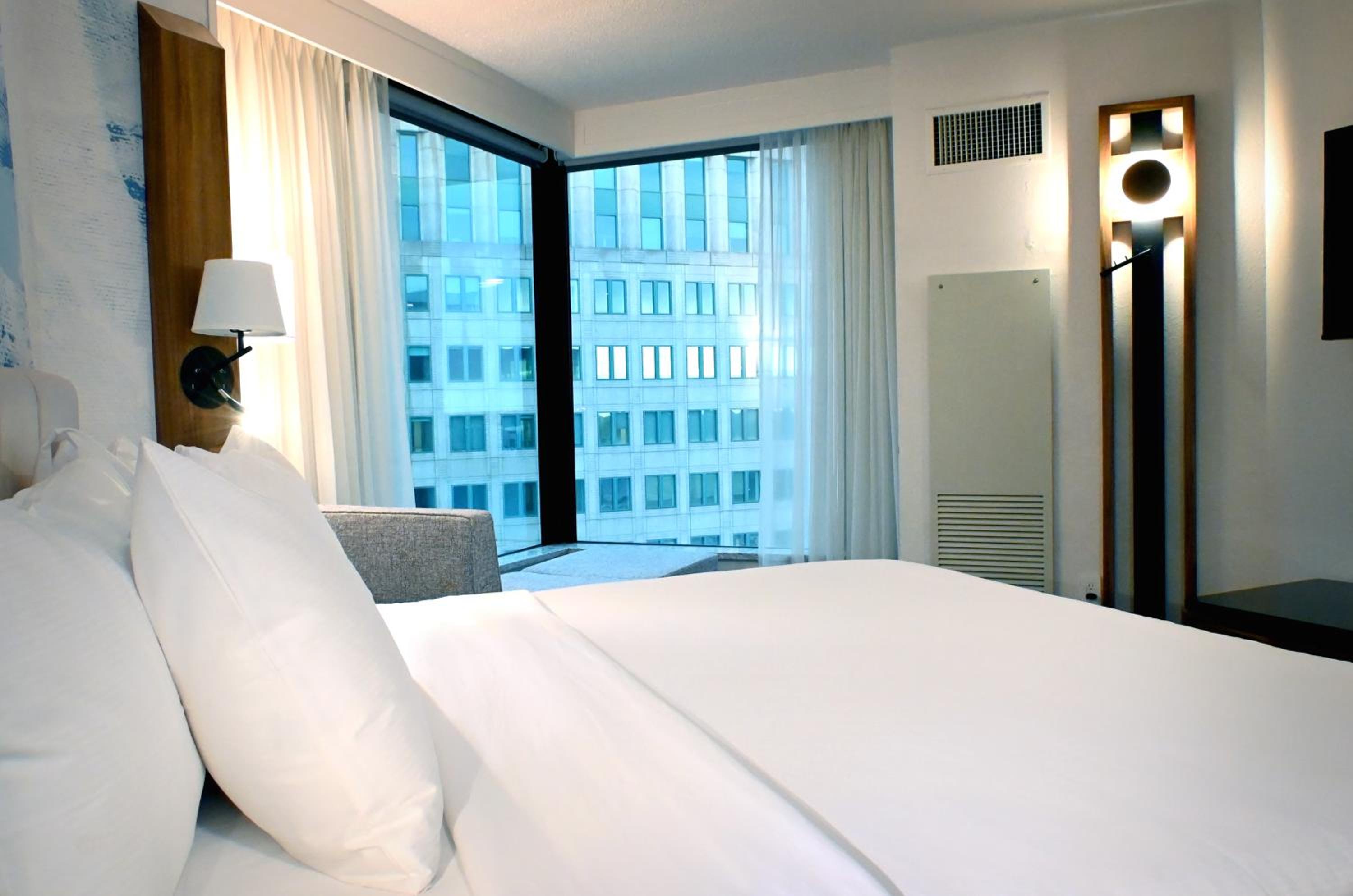 One-Bedroom Queen Suite - Non-Smoking - Photo 4