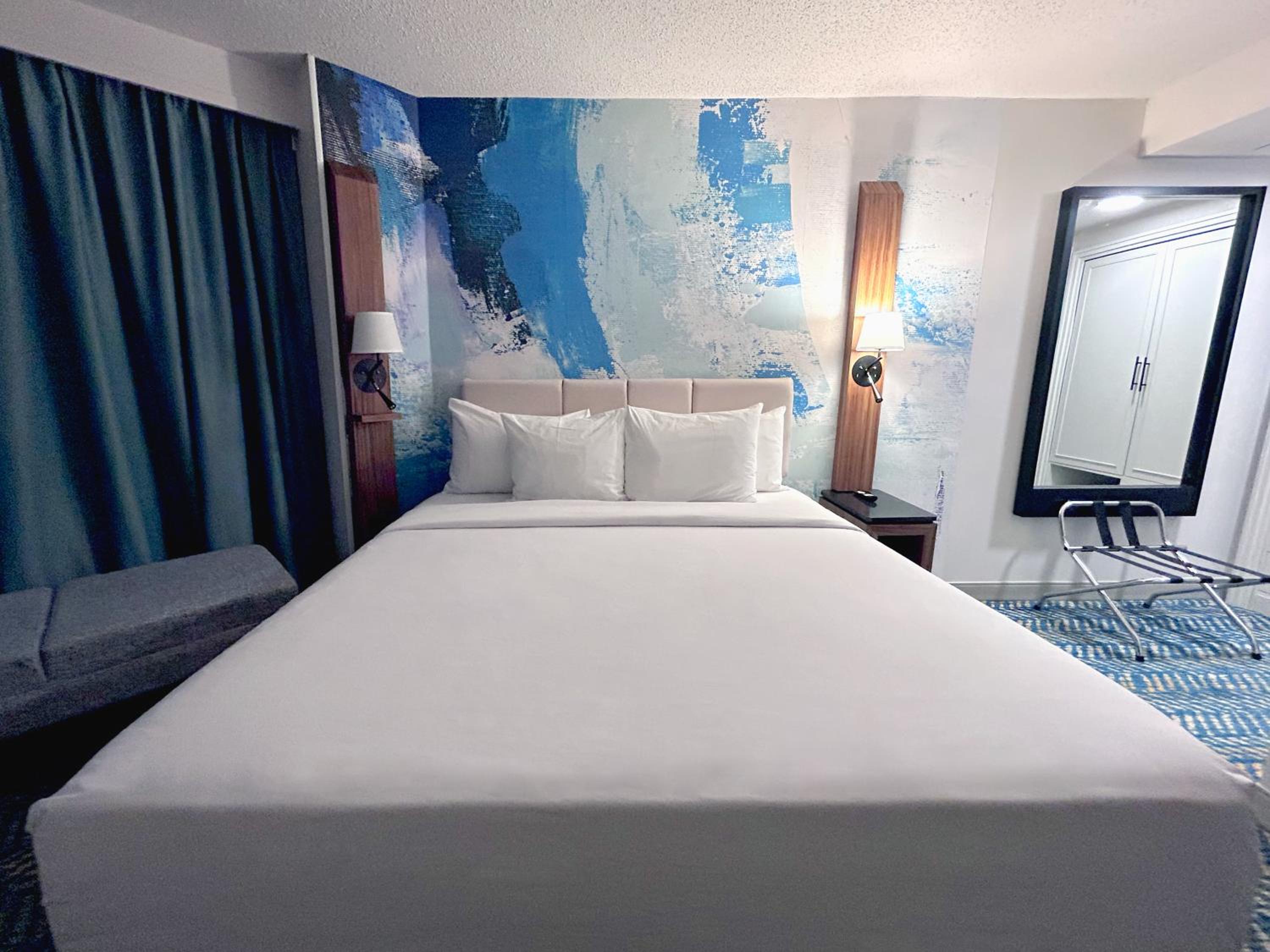 One-Bedroom Queen Suite - Non-Smoking - Photo 6