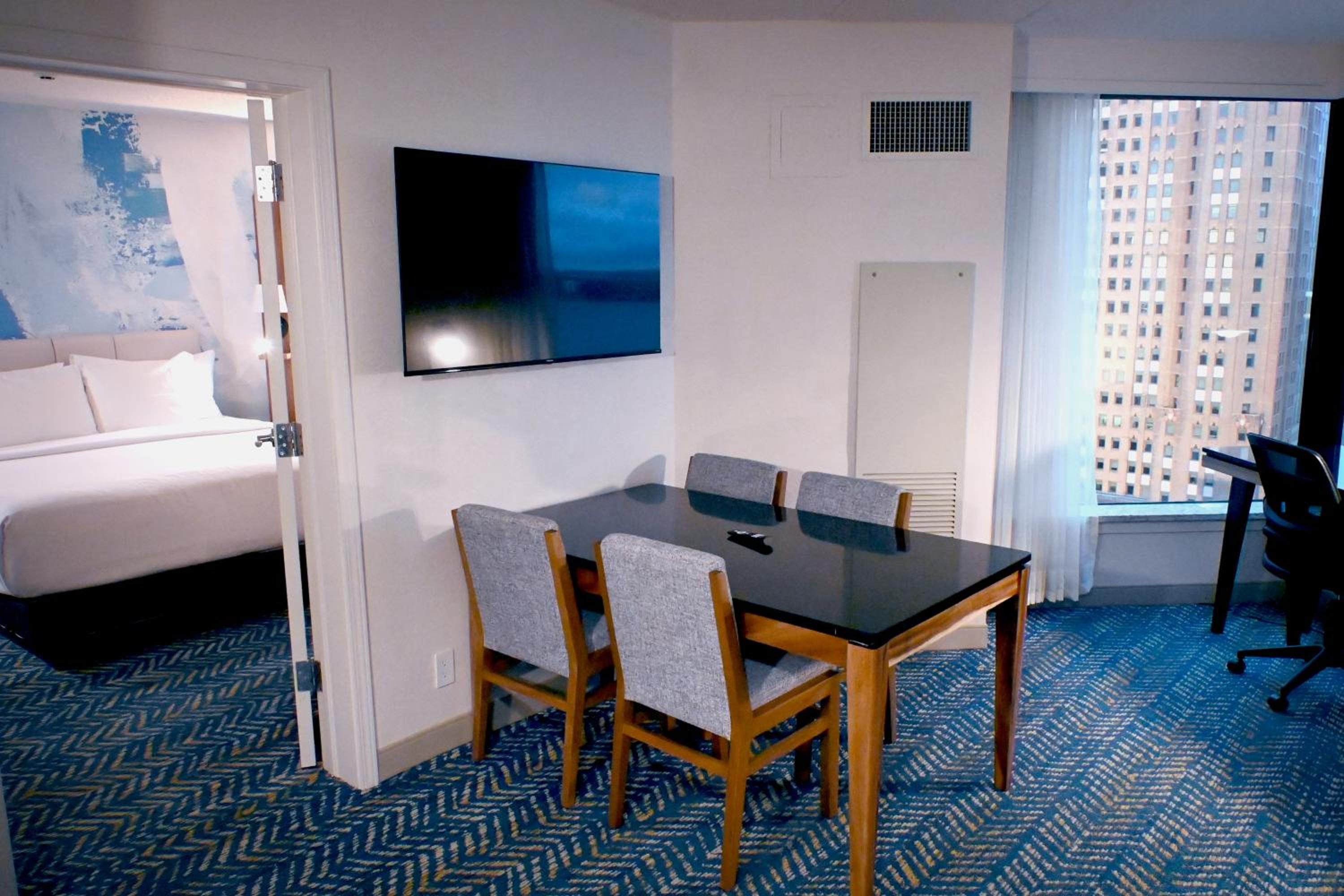 One-Bedroom Queen Suite - Non-Smoking - Photo 5