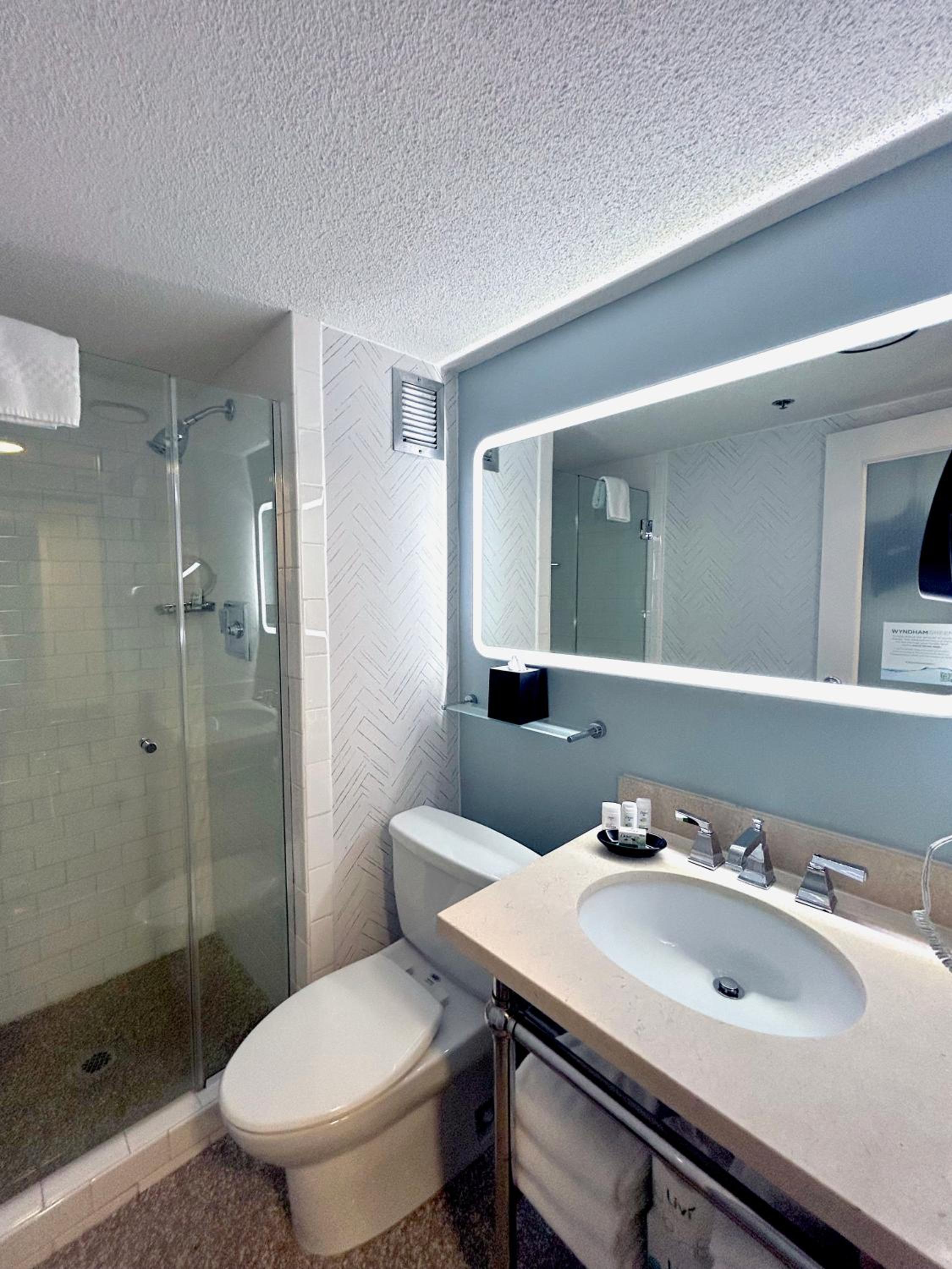 One-Bedroom Queen Suite - Non-Smoking - Photo 7