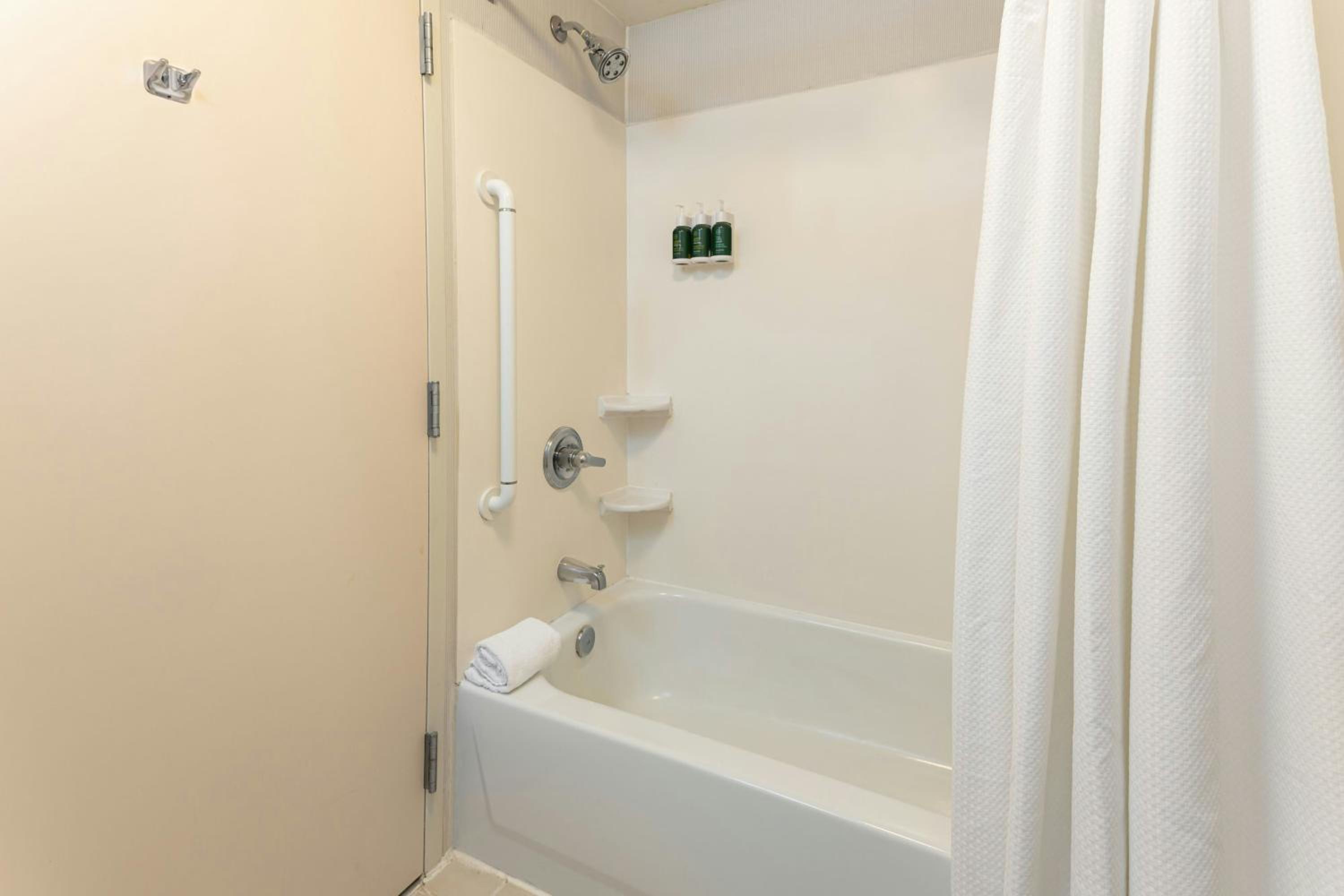 King Room with Sofa Bed and Adapted Tub - Mobility and Hearing Accessible - Photo 7