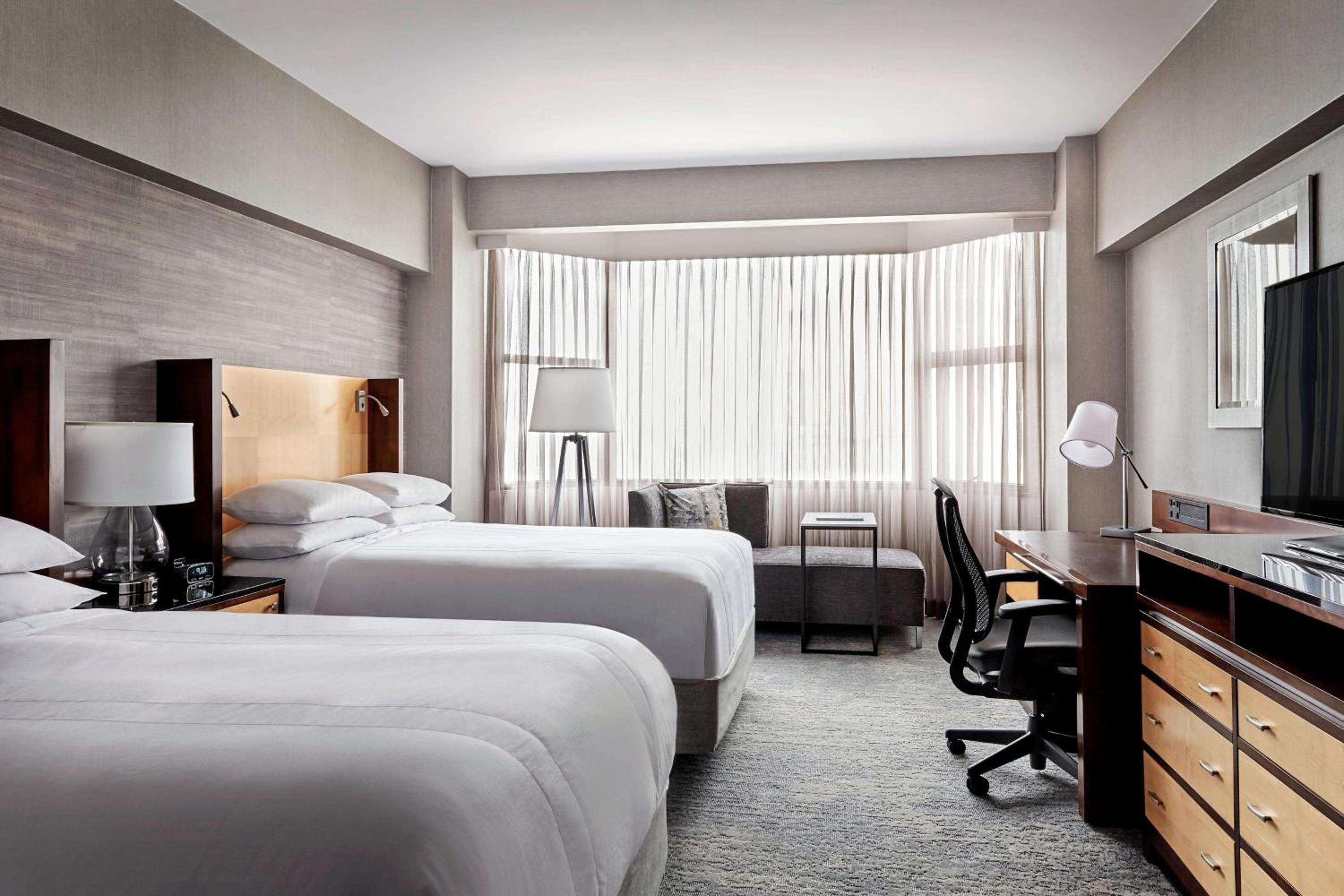 Double Room with Two Double Beds and Adapted Tub - Mobility Accessible - Photo 7