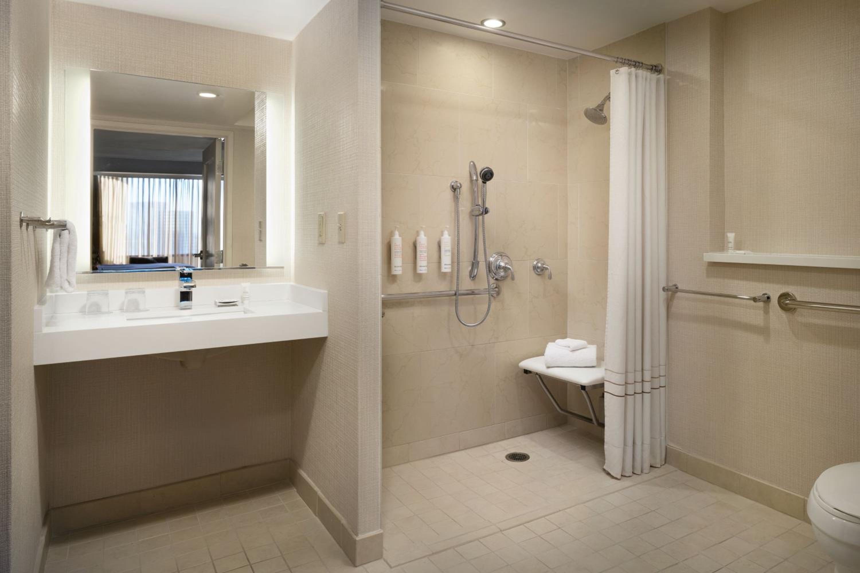 King Room - High Floor/Club Lounge Access/Mobility Accessible with Roll-In Shower - Photo 13