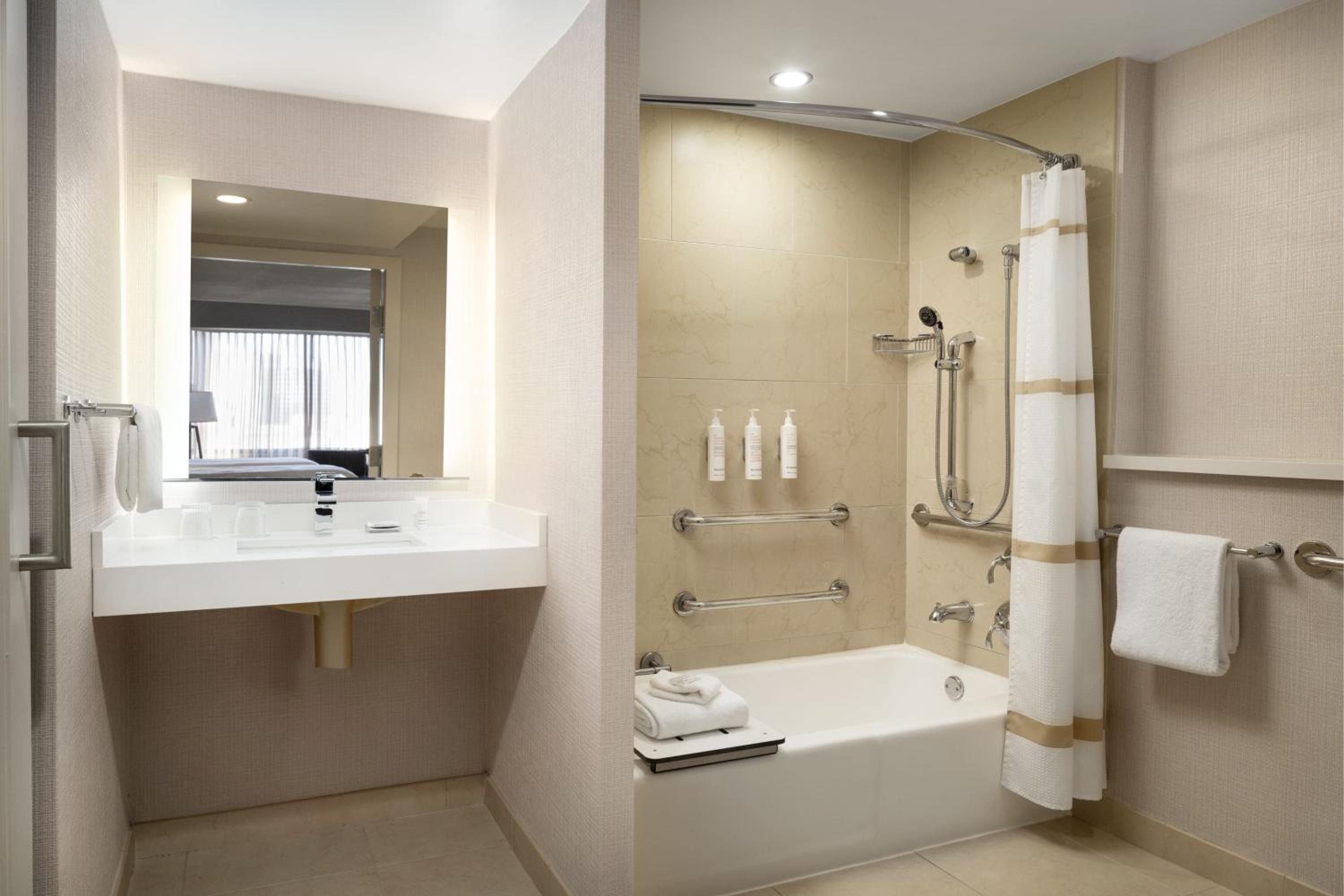 King Room - Hearing Accessible - Photo 10
