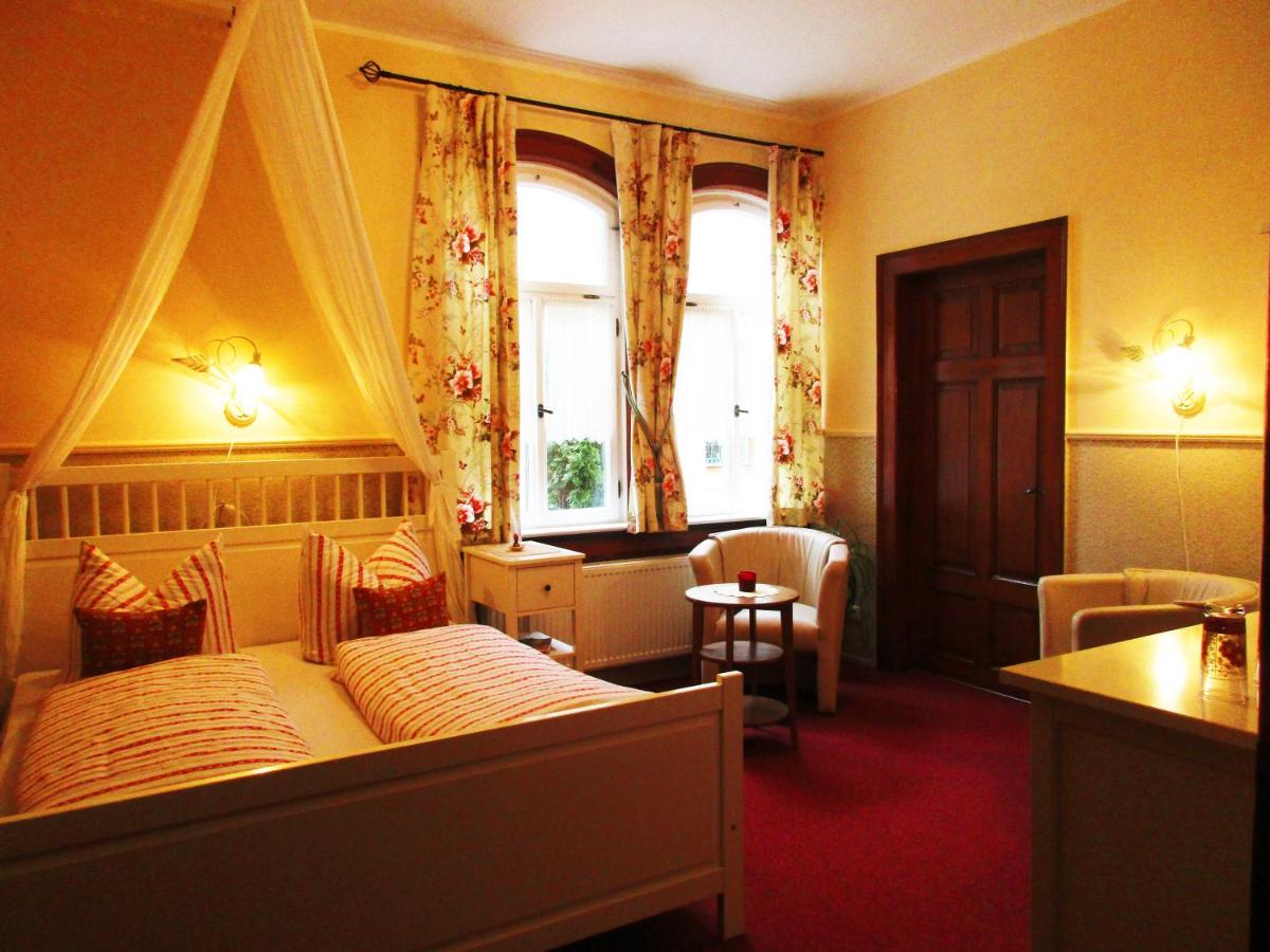 Double Room with Four Poster Bed photo 2