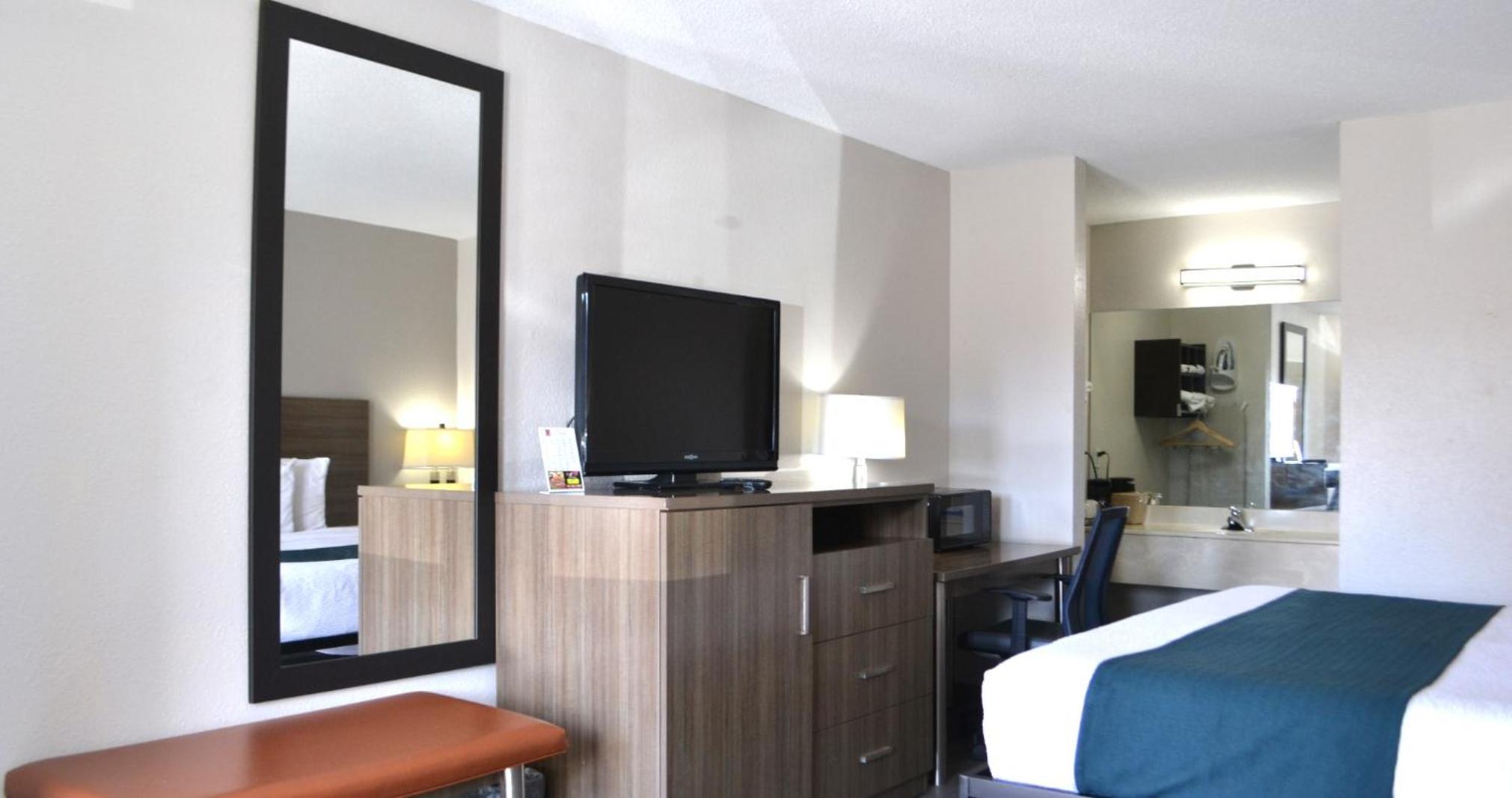 King Room with Roll-in Shower - Disability Access - Non-Smoking - Photo 2