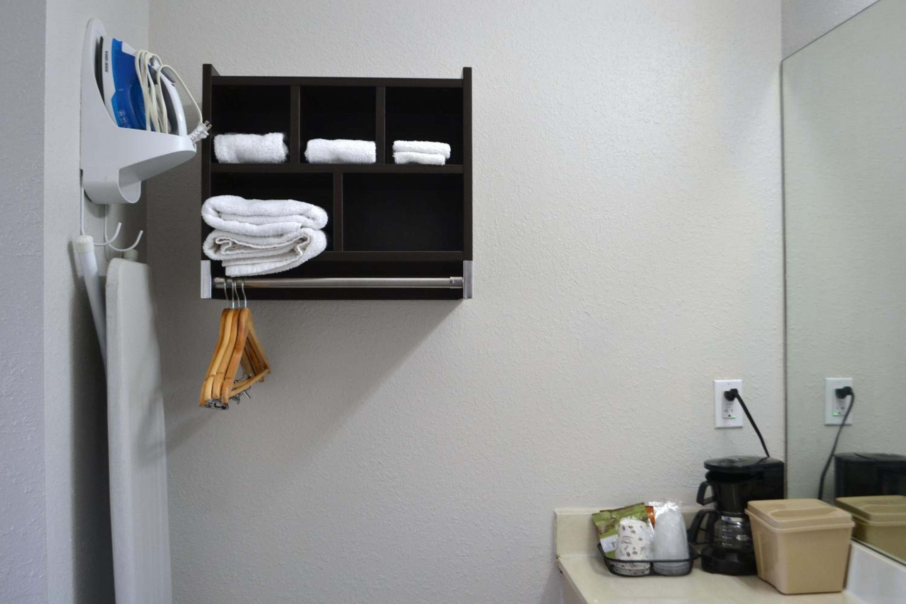 King Room with Roll-in Shower - Disability Access - Non-Smoking - Photo 3