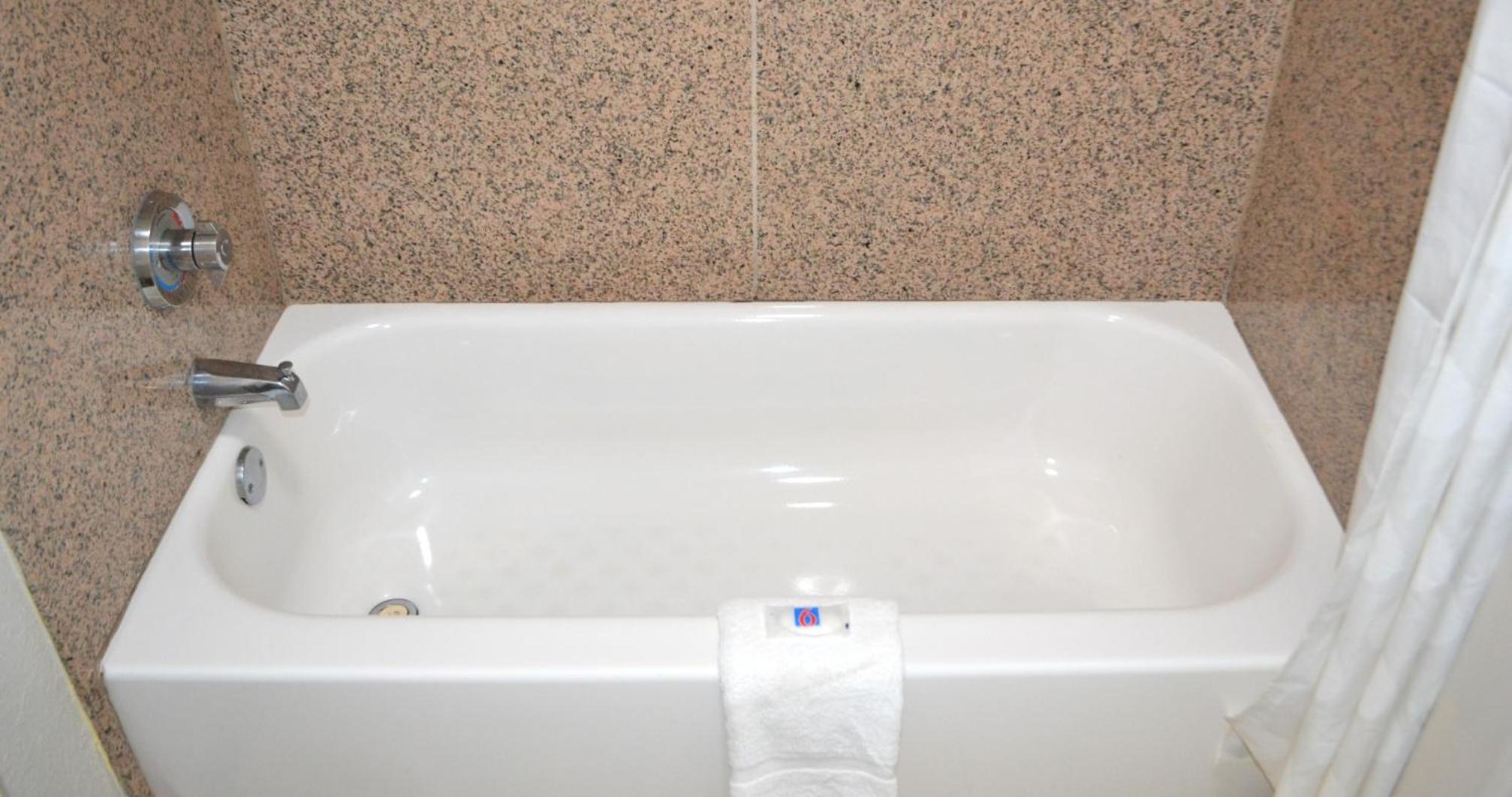 King Room with Roll-in Shower - Disability Access - Non-Smoking - Photo 4