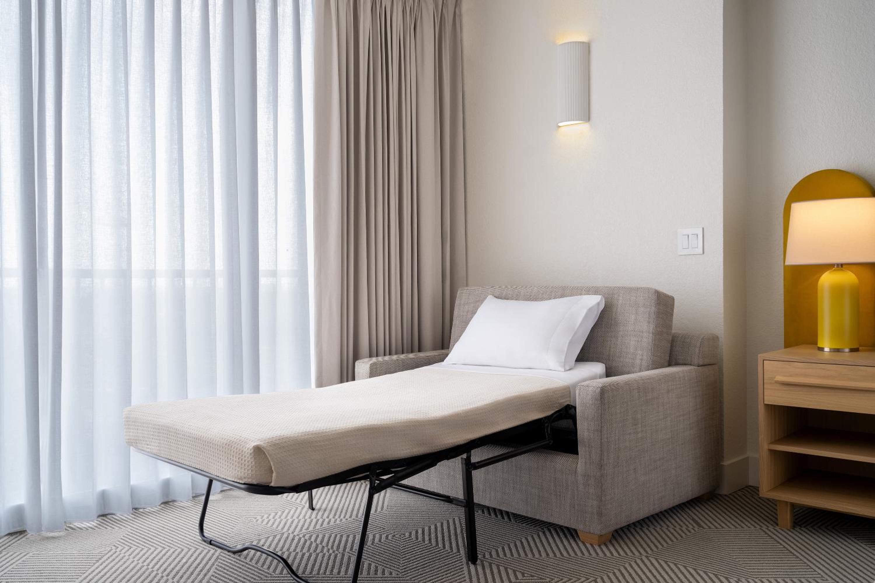 King Room with Garden View - Mobility/Hearing Accessible with Tub
