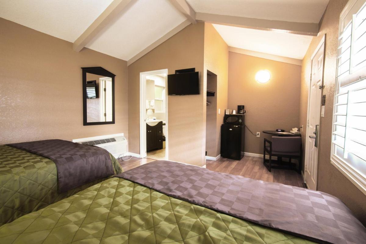 Queen Room with Two Queen Beds photo 1