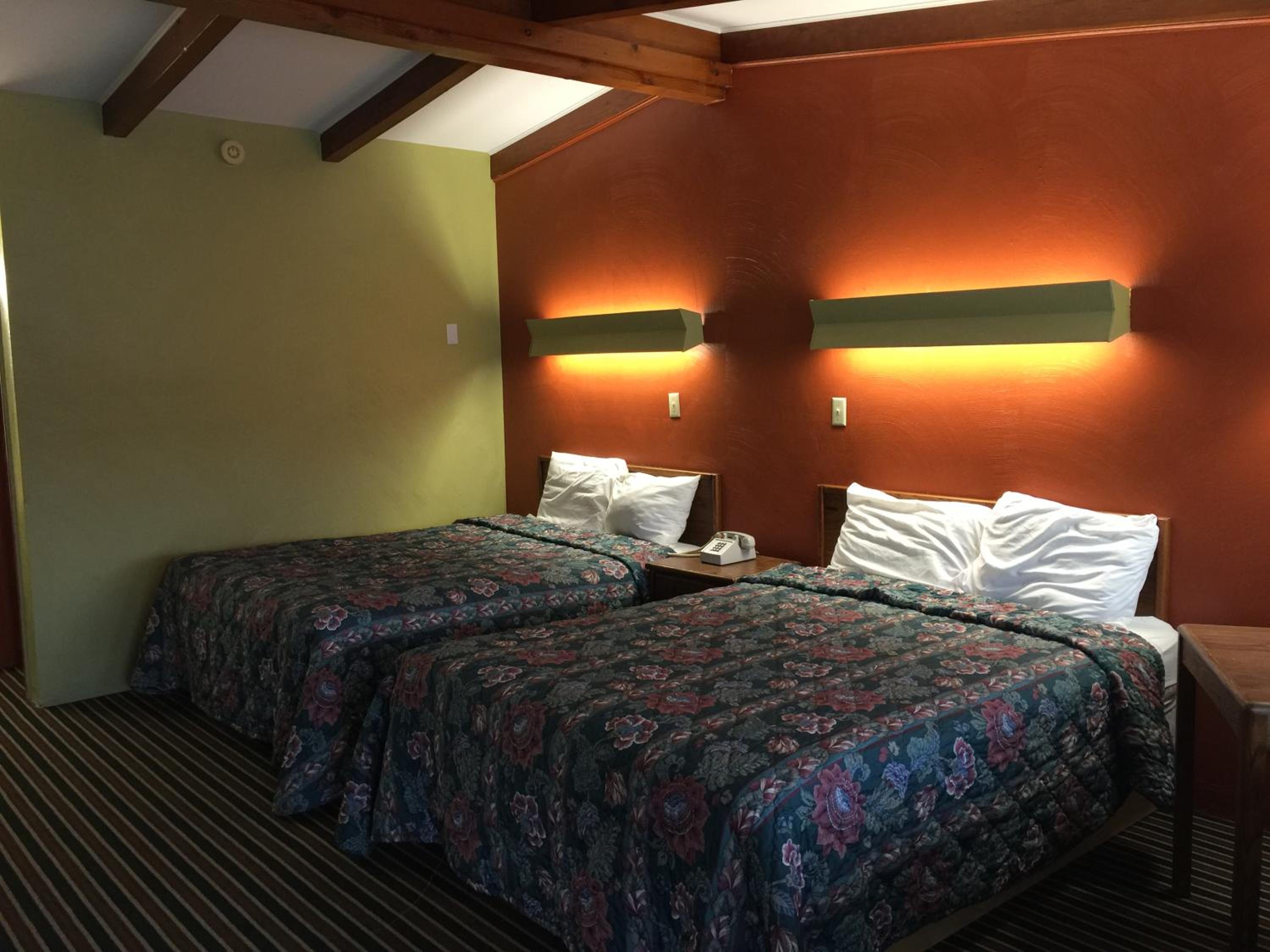 Queen Room with Two Queen Beds photo 1