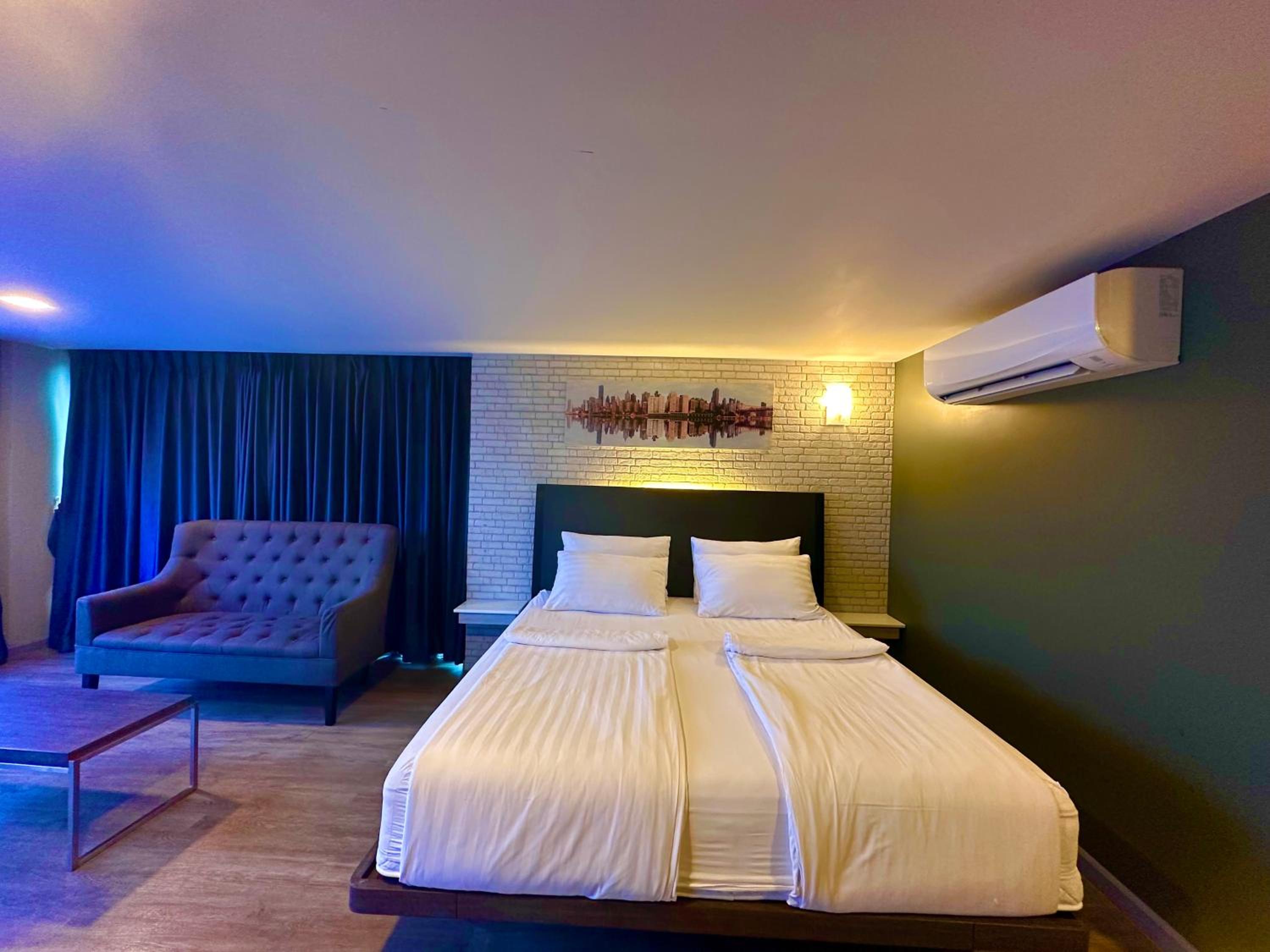 Deluxe Room (2 Adults + 1 Child) photo 1