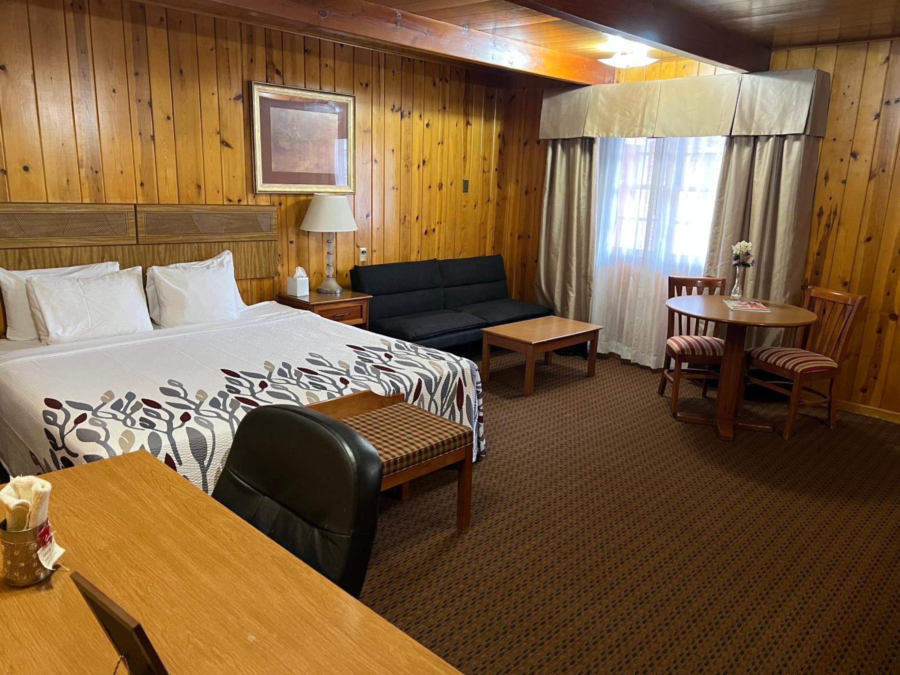 Deluxe King Suite photo 1