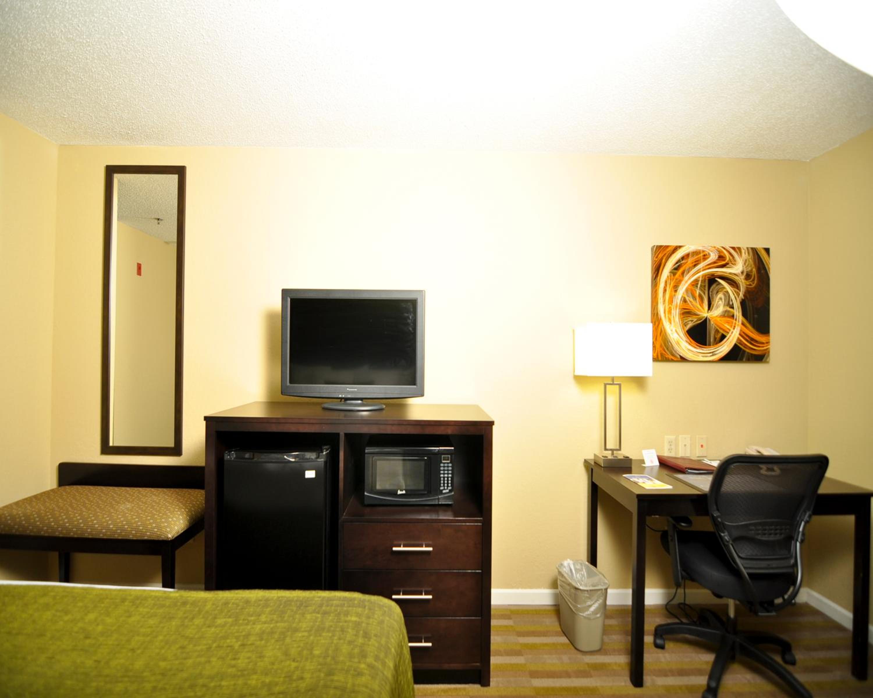 Queen Room with Four Queen Beds - Non-Smoking photo 3