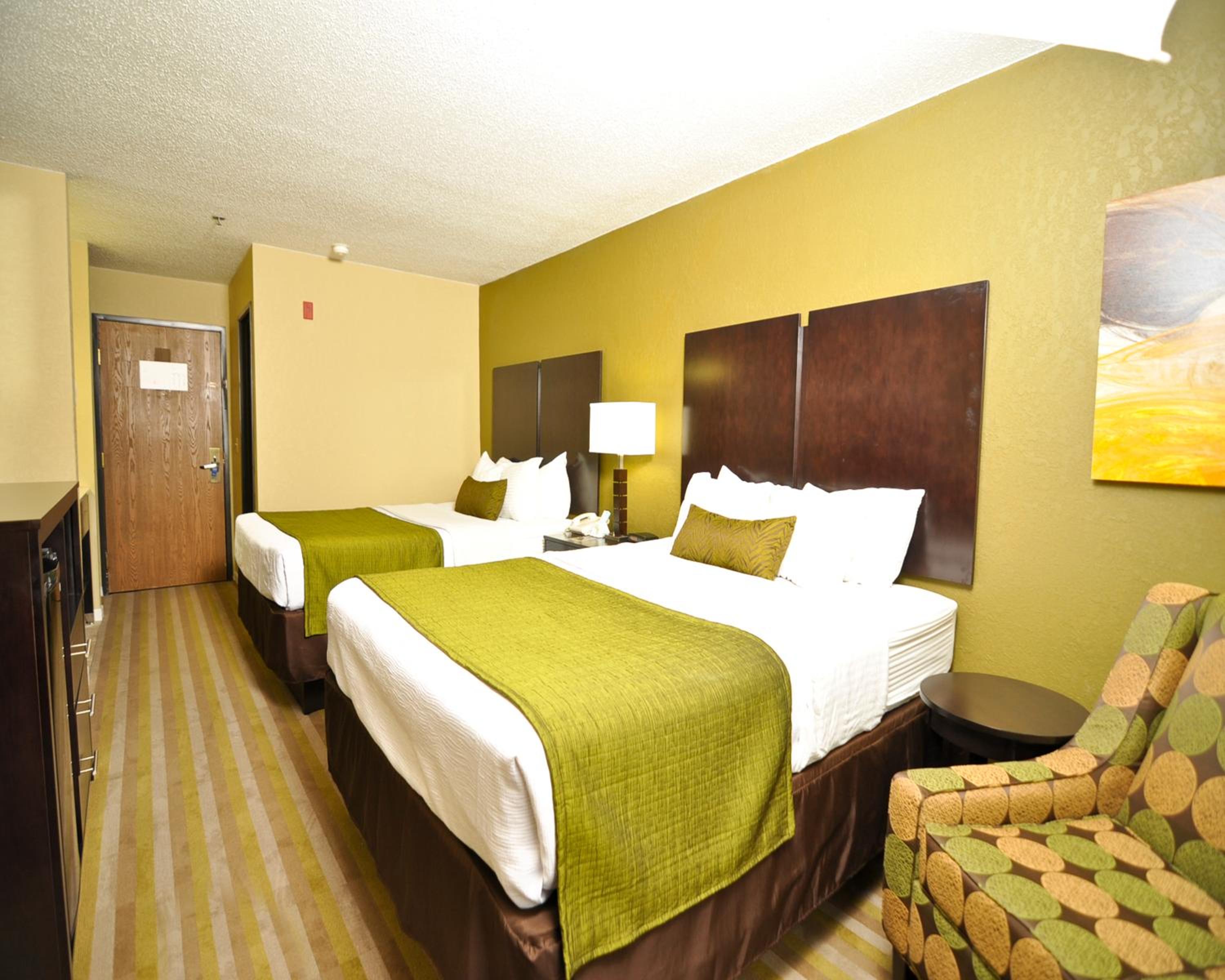 Queen Room with Three Queen Beds - Non-Smoking photo 3